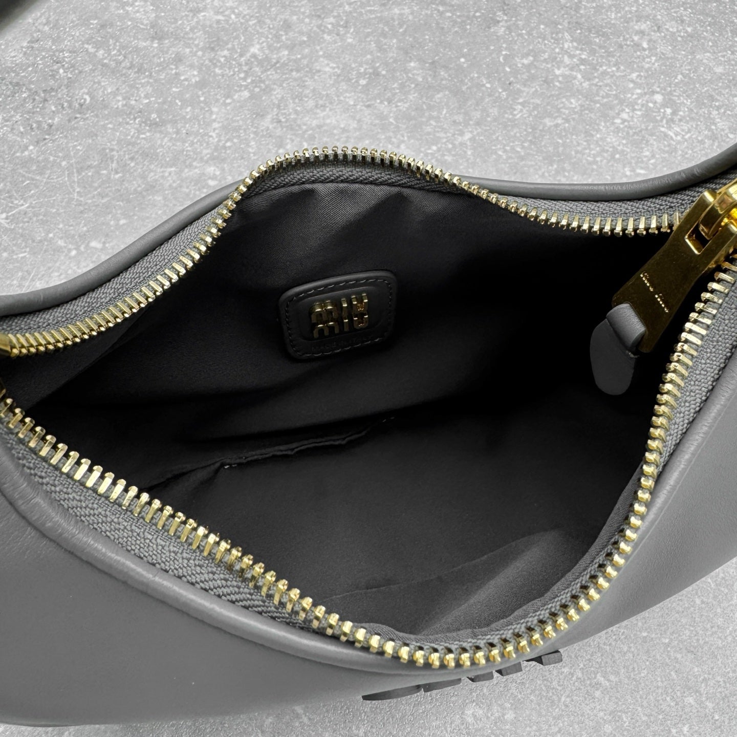 ＭＩ ＭＵ MATELASSÉ LEATHER CROSSBODY BAG GRAY