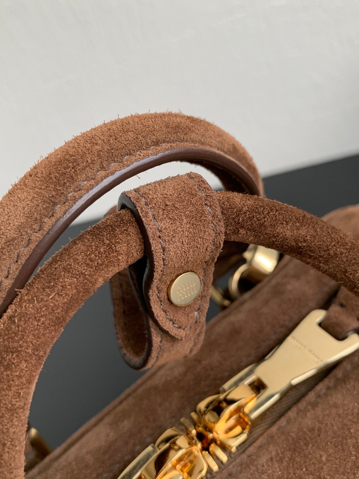 ＭＩ ＭＵ ARCADIE ZIPPED HANDBAG IN BROWN