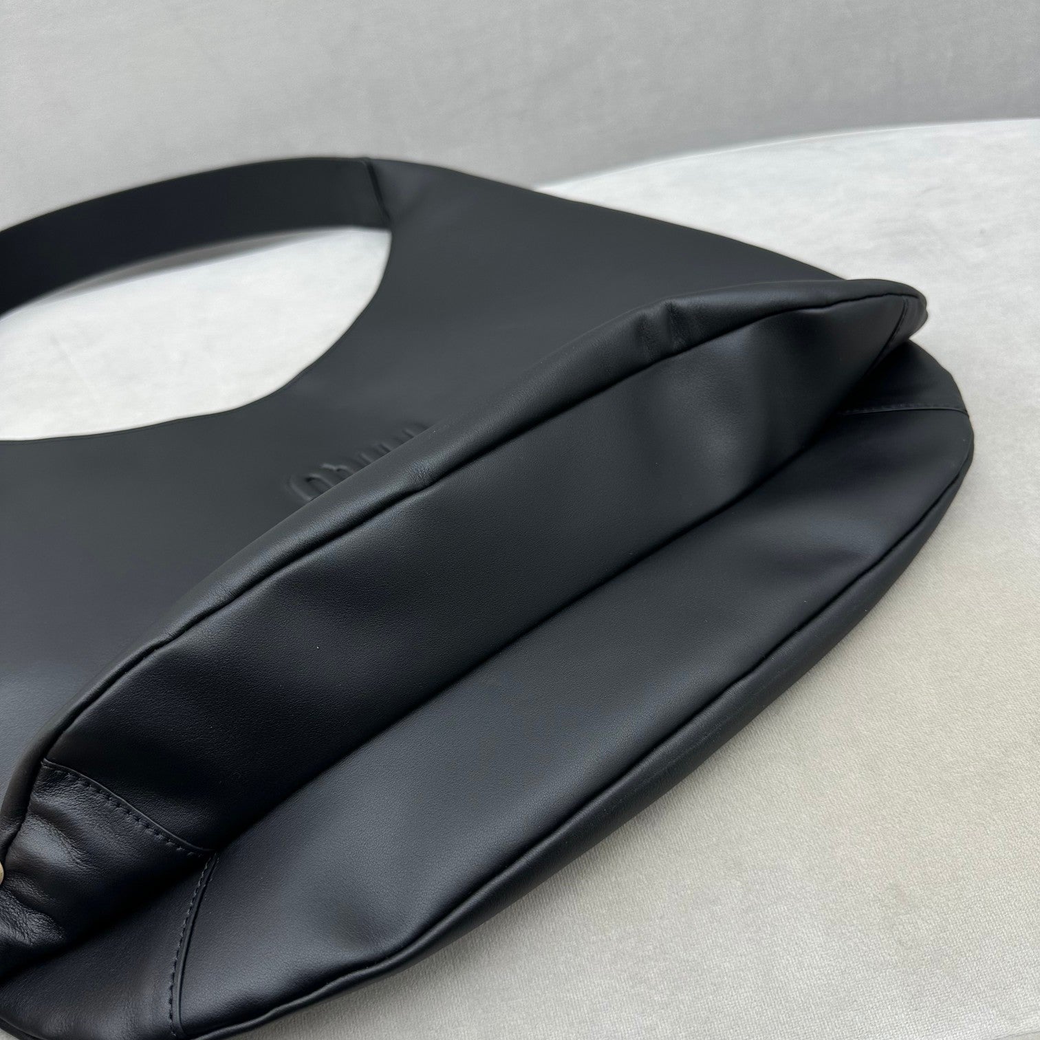 ＭＩ ＭＵ LEATHER HOBO BAG BLACK