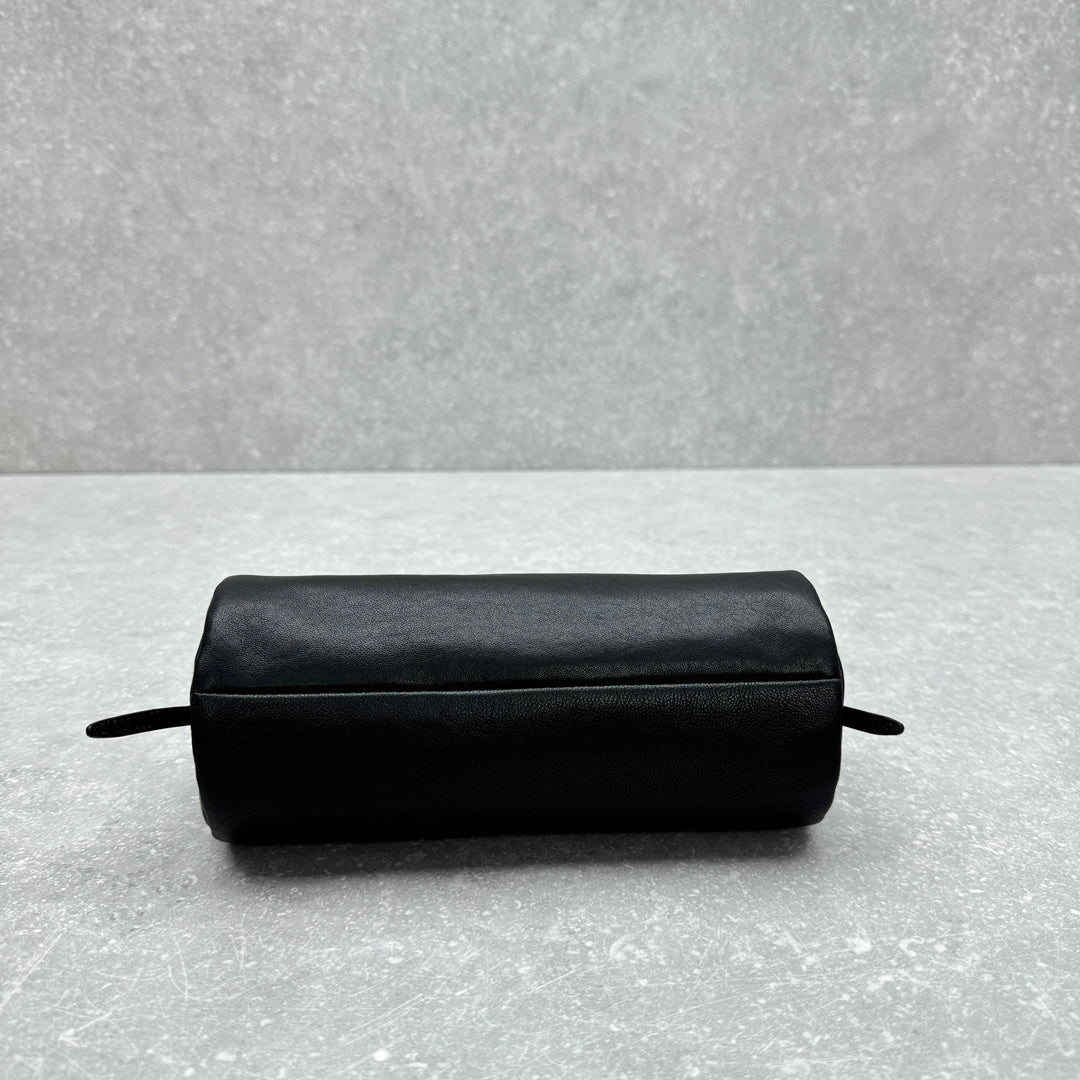 ＭＩ ＭＵ NAPPA LEATHER POUCH BLACK