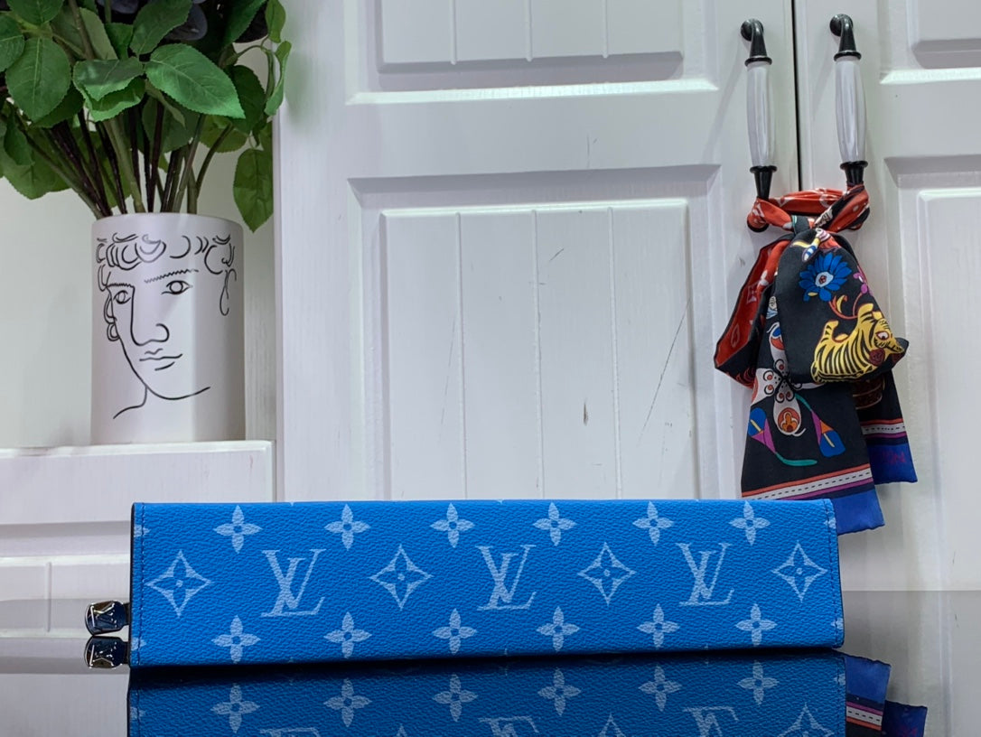 ＬＯＵＩＳ ＶＵＩＴＴＯ N POCHETTE VOYAGE MM BLUE