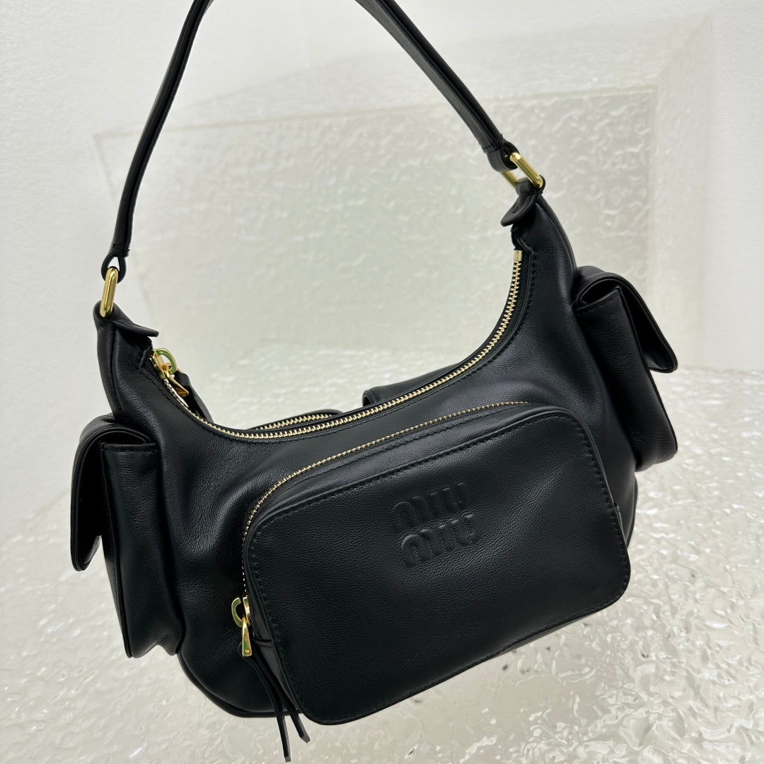 ＭＩ ＭＵ NAPPA LEATHER POCKET BAG BLACK