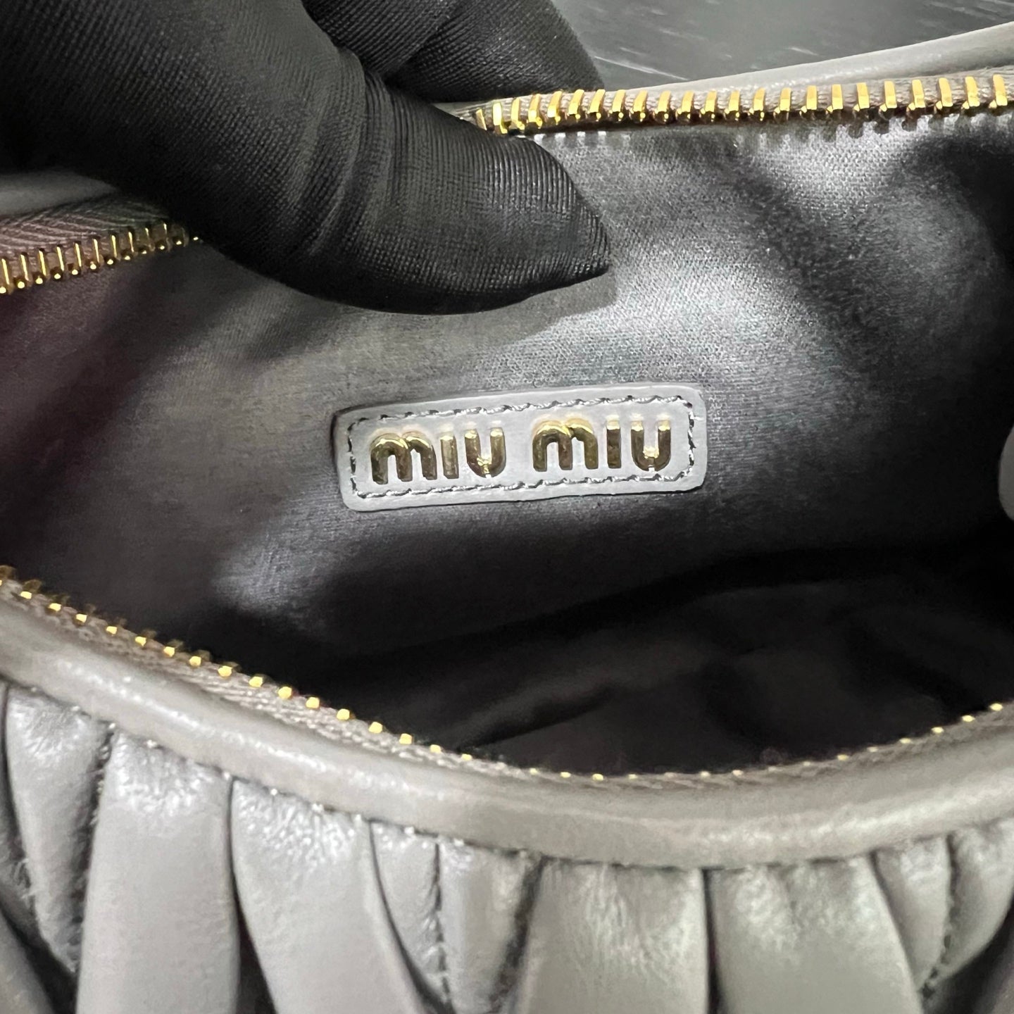 ＭＩ ＭＵ MATELASSÉ NAPPA LEATHER TOP HANDLE BAG SILVER