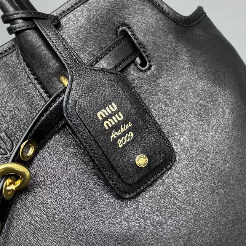 ＭＩ ＭＵ AVENTURE NAPPA LEATHER BAG MEDIUM  BLACK