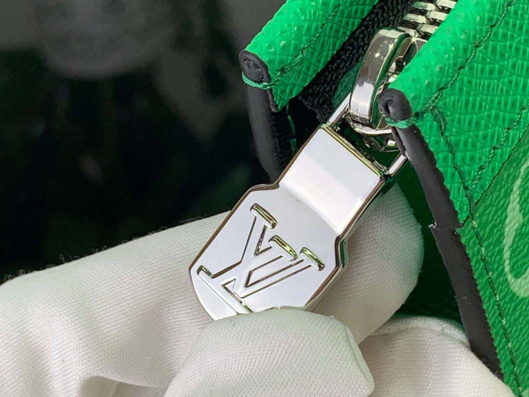 ＬＯＵＩＳ ＶＵＩＴＴＯ N POCHETTE VOYAGE MM GREEN