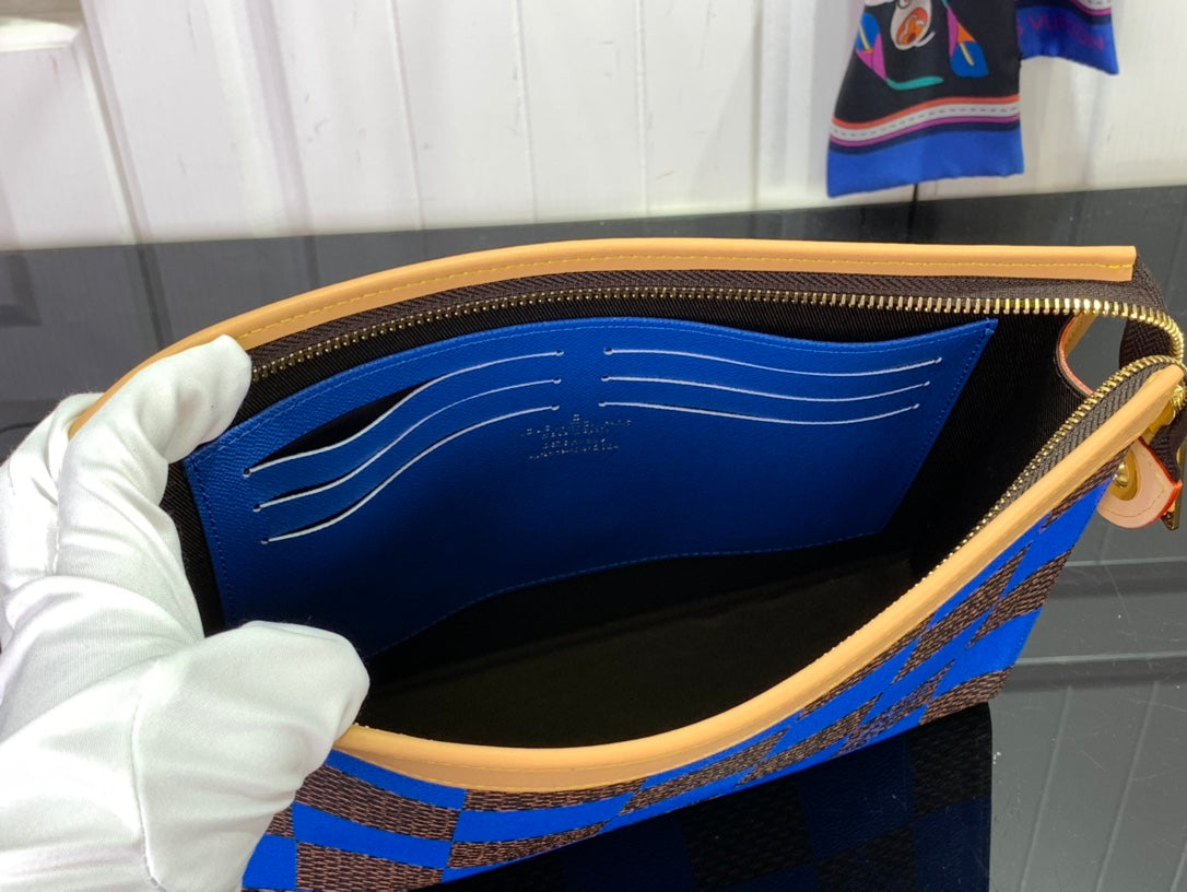 ＬＳ ＶＴＴＯＮ POCHETTE VOYAGE MM