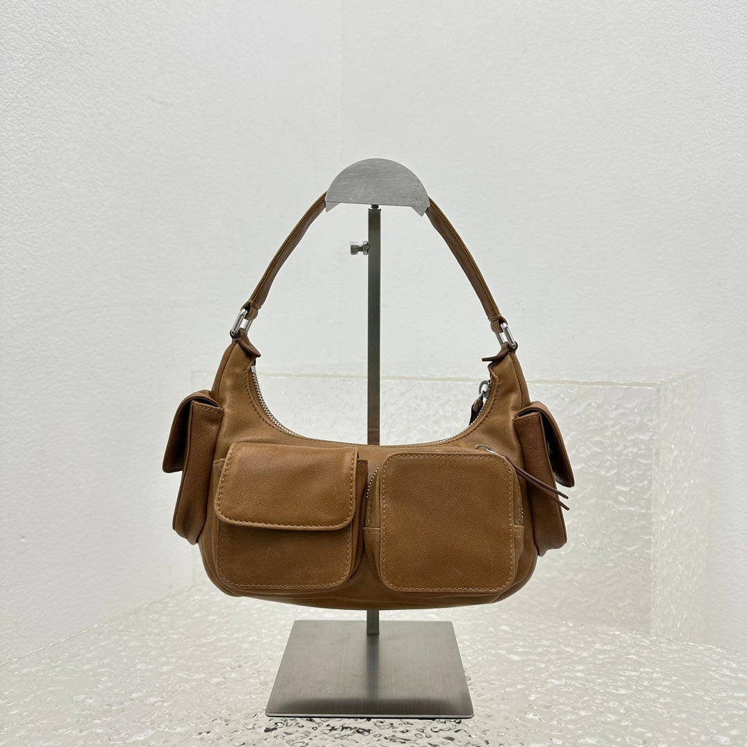 ＭＩ ＭＵ NAPPA LEATHER POCKET BAG OAK