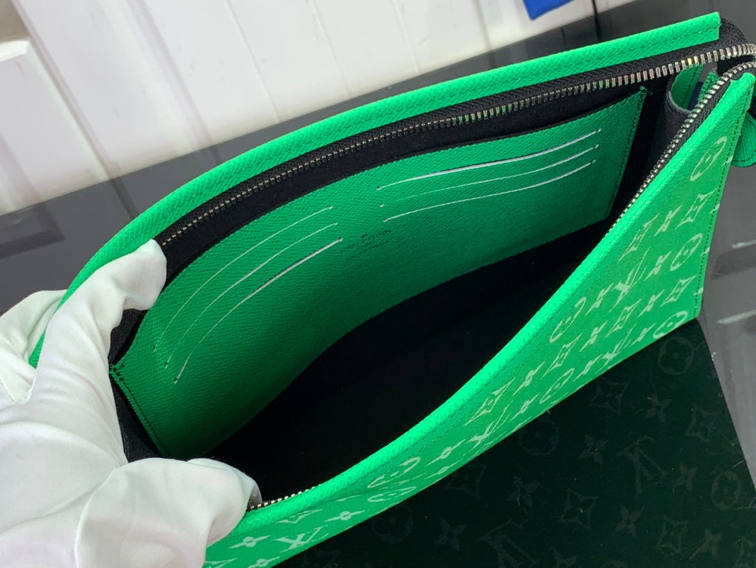 ＬＯＵＩＳ ＶＵＩＴＴＯ N POCHETTE VOYAGE MM GREEN