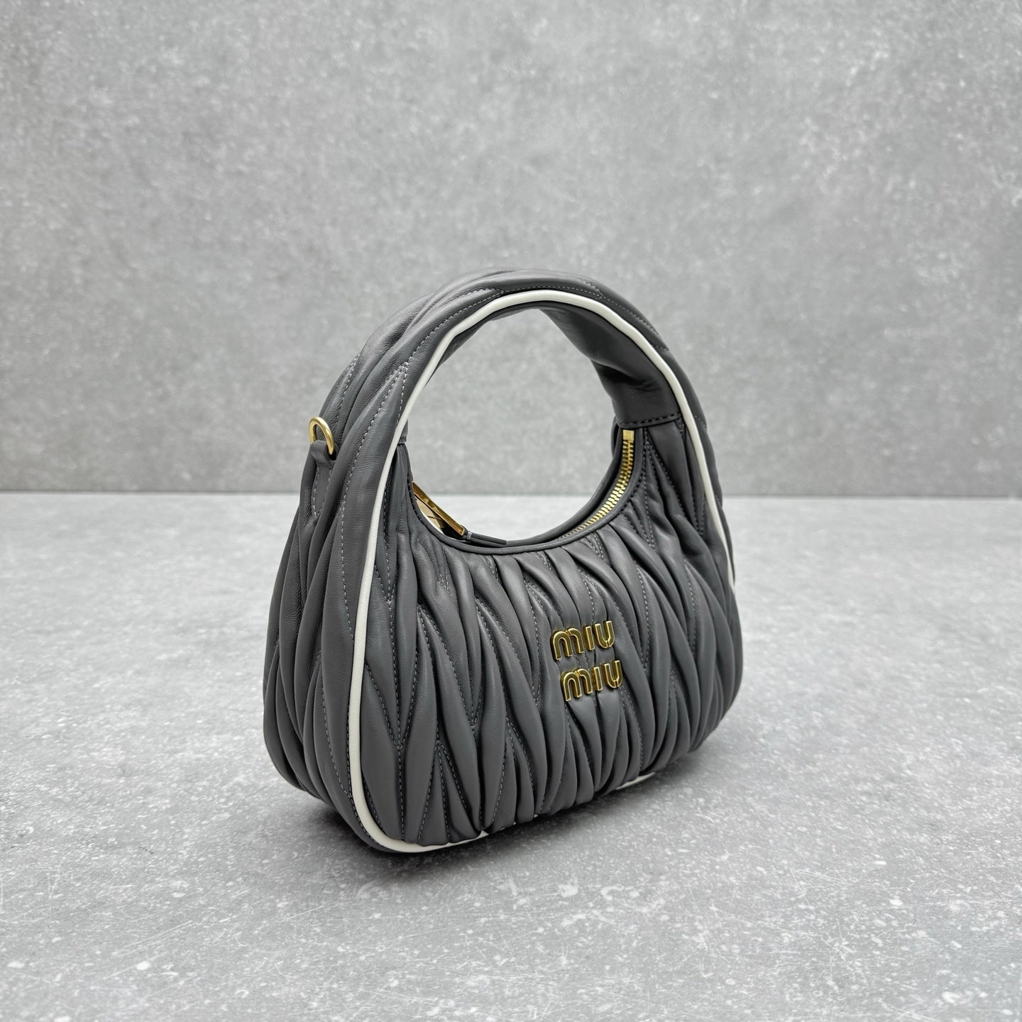 ＭＩ ＭＵ MATELASSÉ NAPPA LEATHER TOP HANDLE BAG GREY