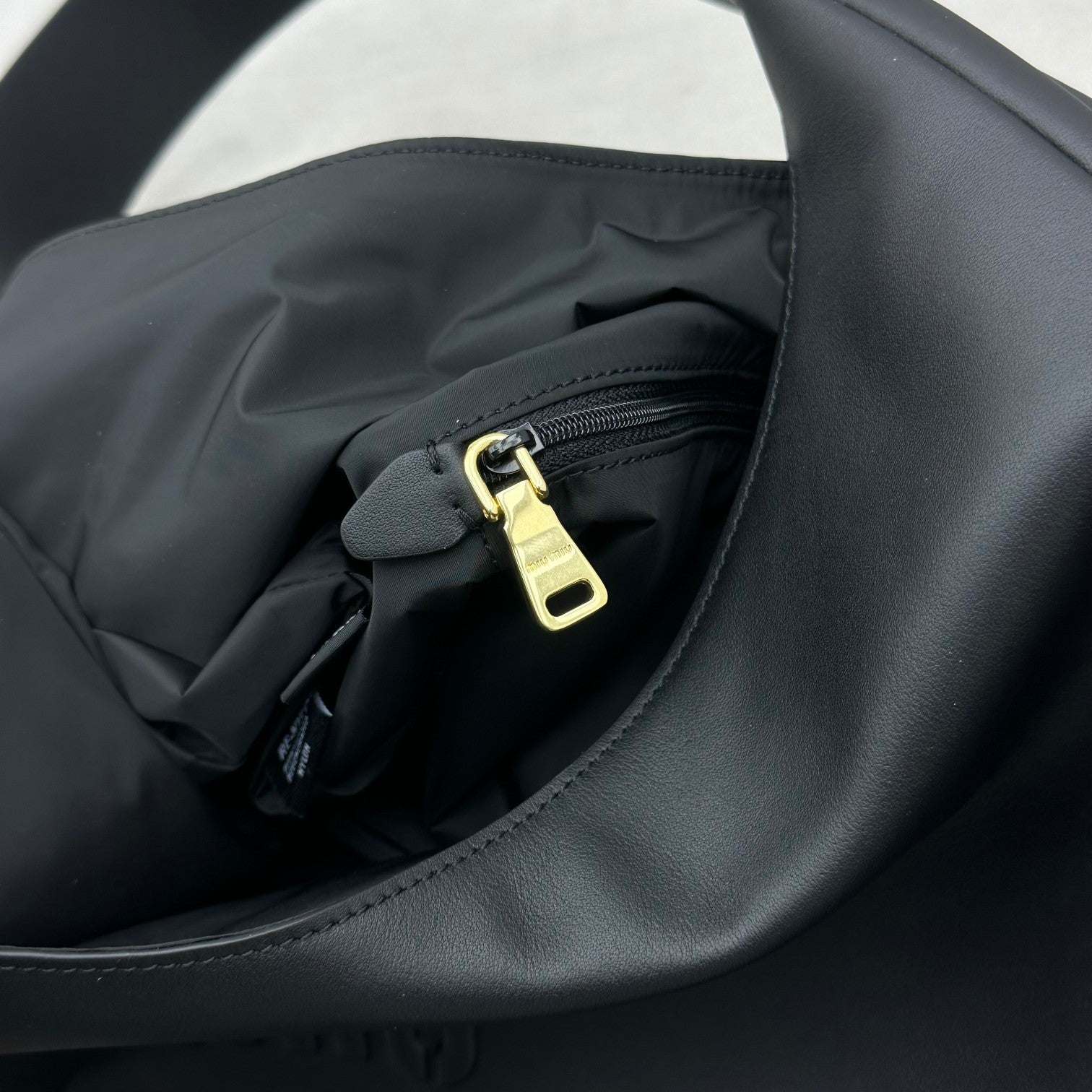 ＭＩ ＭＵ LEATHER HOBO BAG BLACK