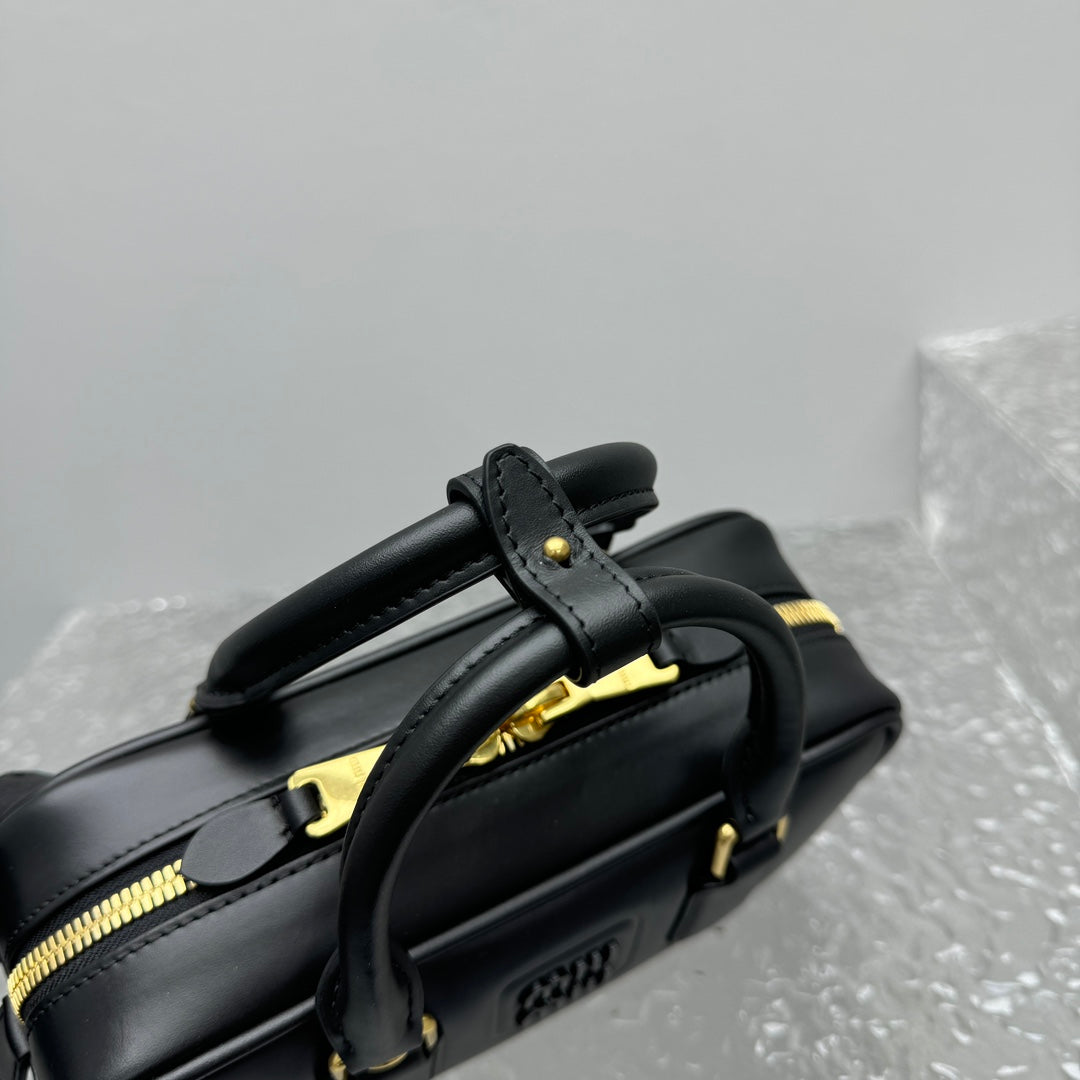 ＭＩ ＭＵ ARCADIE LEATHER BAG BLACK