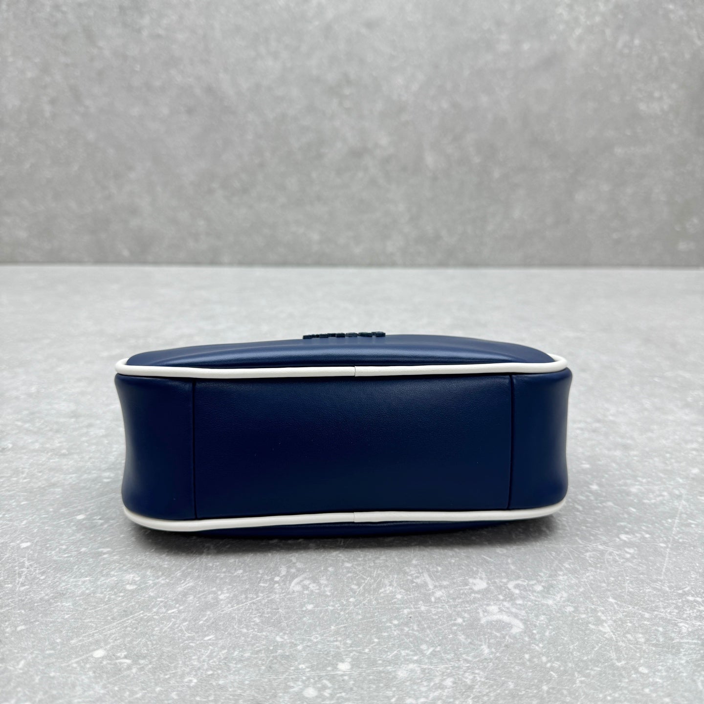 ＭＩ ＭＵ MATELASSÉ LEATHER CROSSBODY BAG NAVY