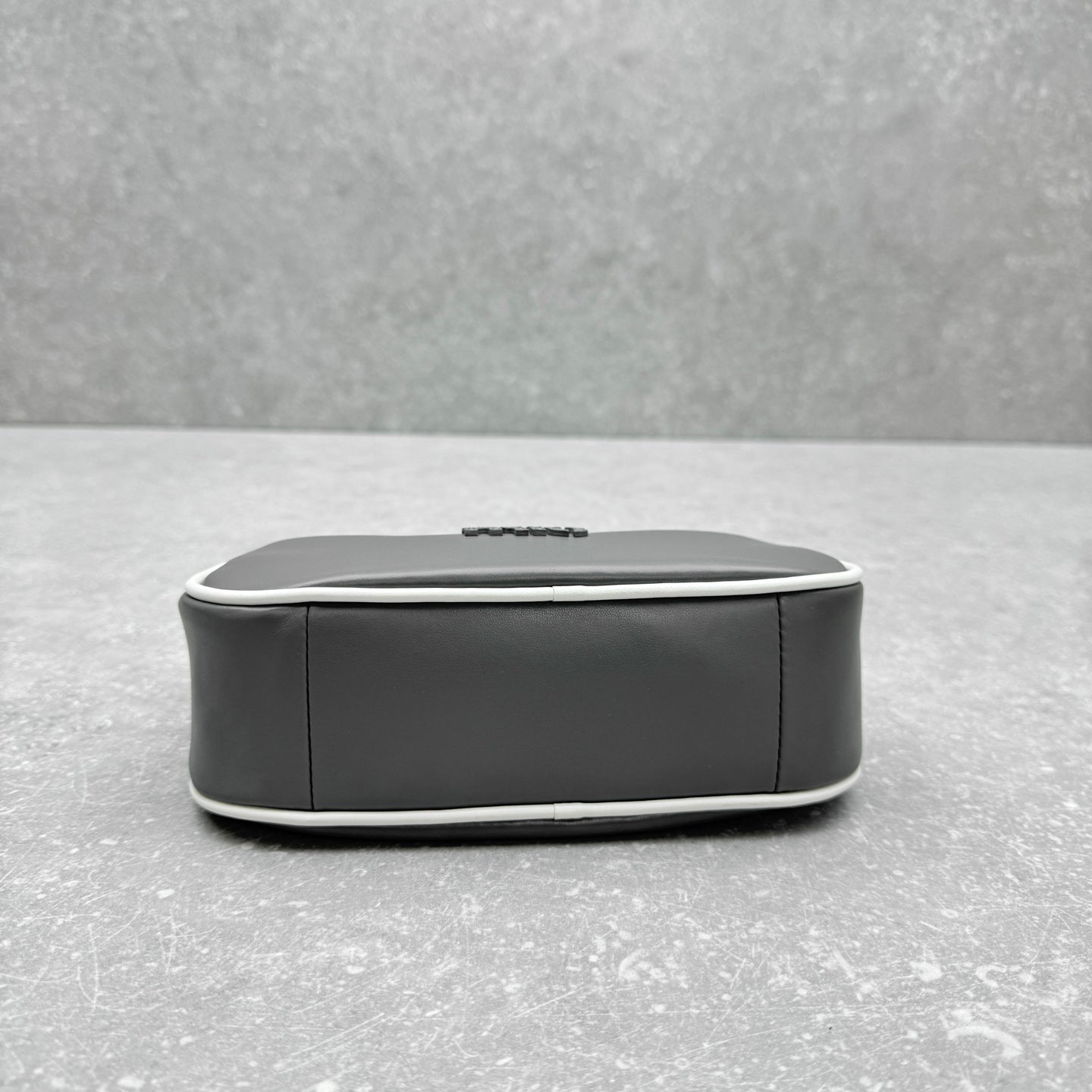 ＭＩ ＭＵ MATELASSÉ LEATHER CROSSBODY BAG GRAY