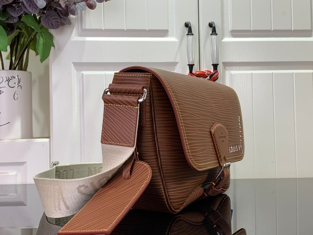 ＬＳ ＶＴＴＯＮ MONTSOURIS MESSENGER BROWN