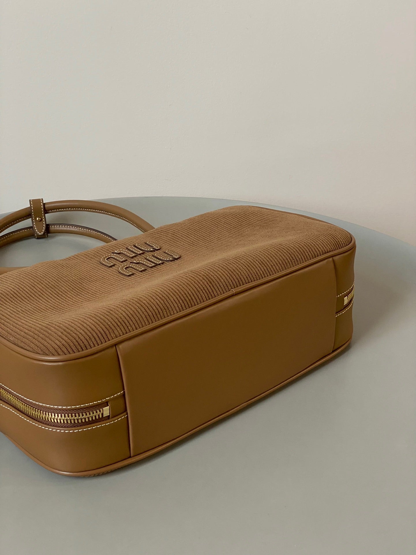 ＭＩ ＭＵ BEAU CORDUROY TOP-HANDLE BAG CINNAMON