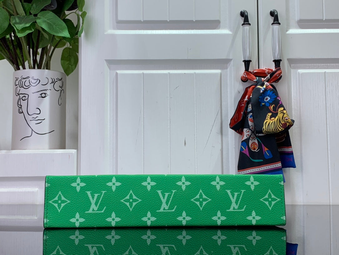 ＬＯＵＩＳ ＶＵＩＴＴＯ N POCHETTE VOYAGE MM GREEN