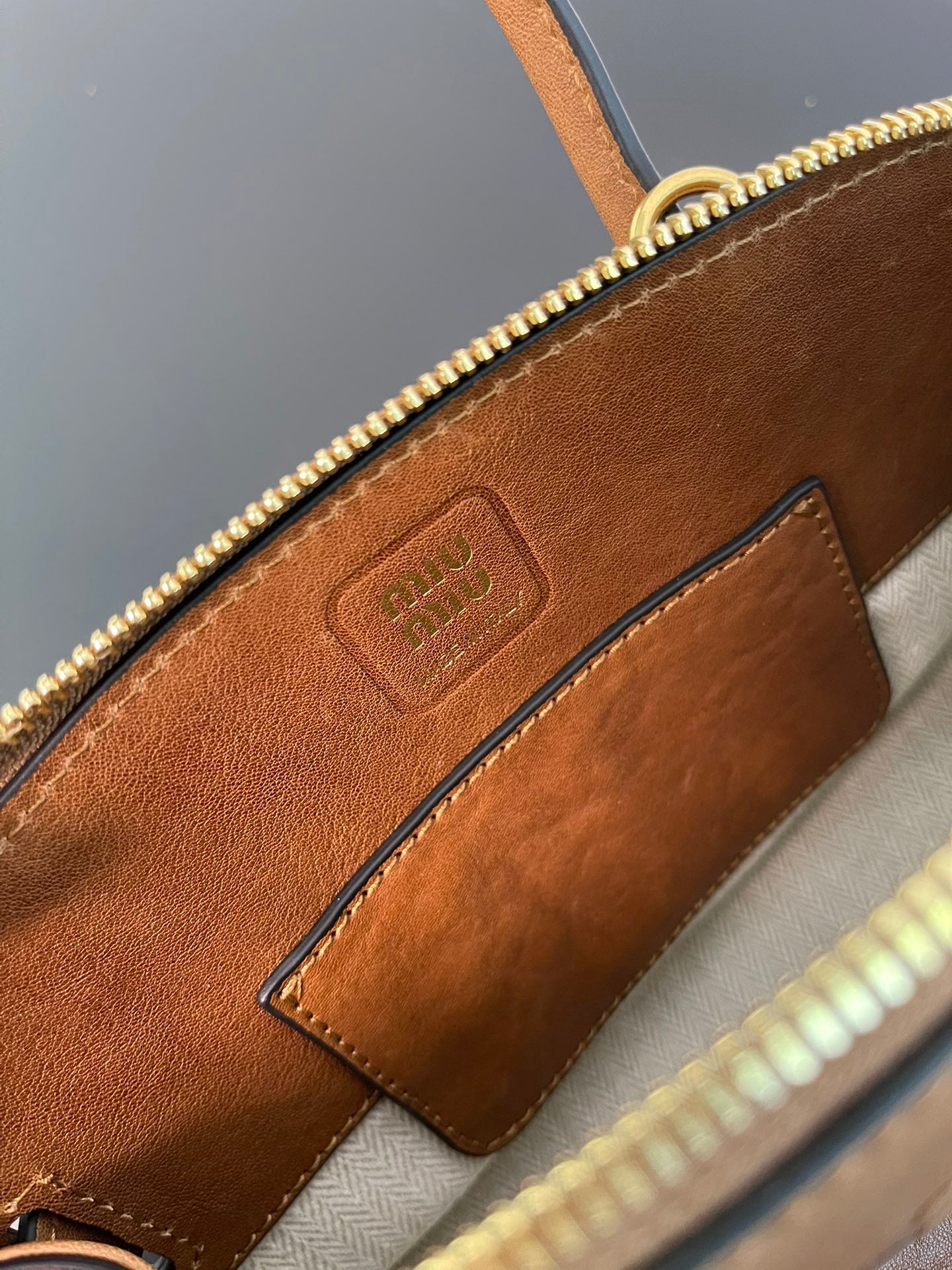 ＭＩ ＭＵ AVENTURE MINI NAPPA LEATHER BAG OAK