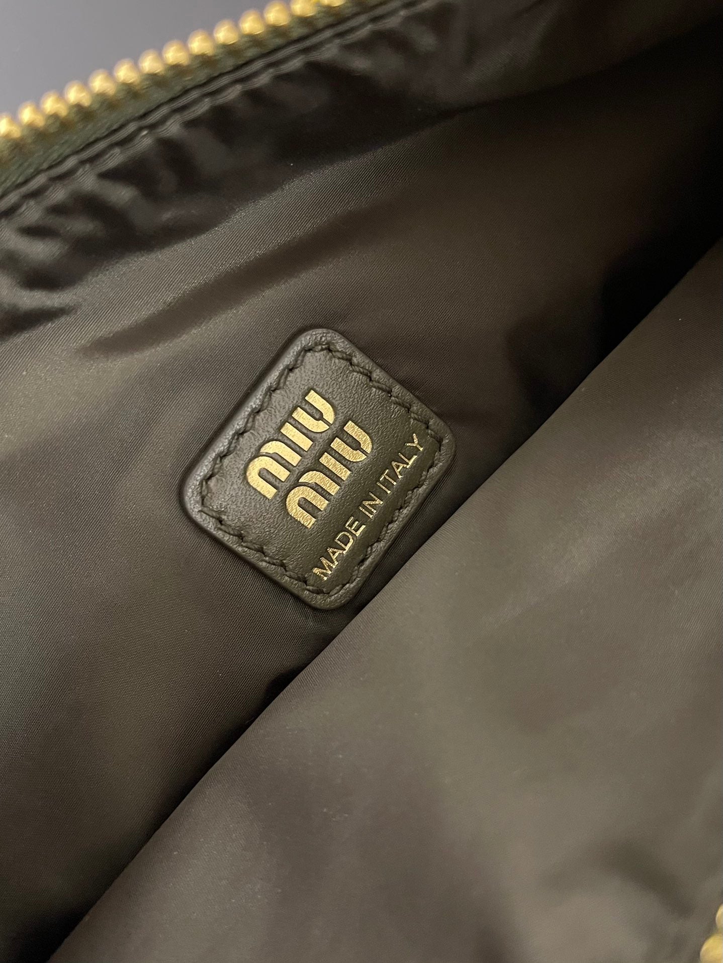ＭＩ ＭＵ GABARDINE POUCH OLIVE GREEN
