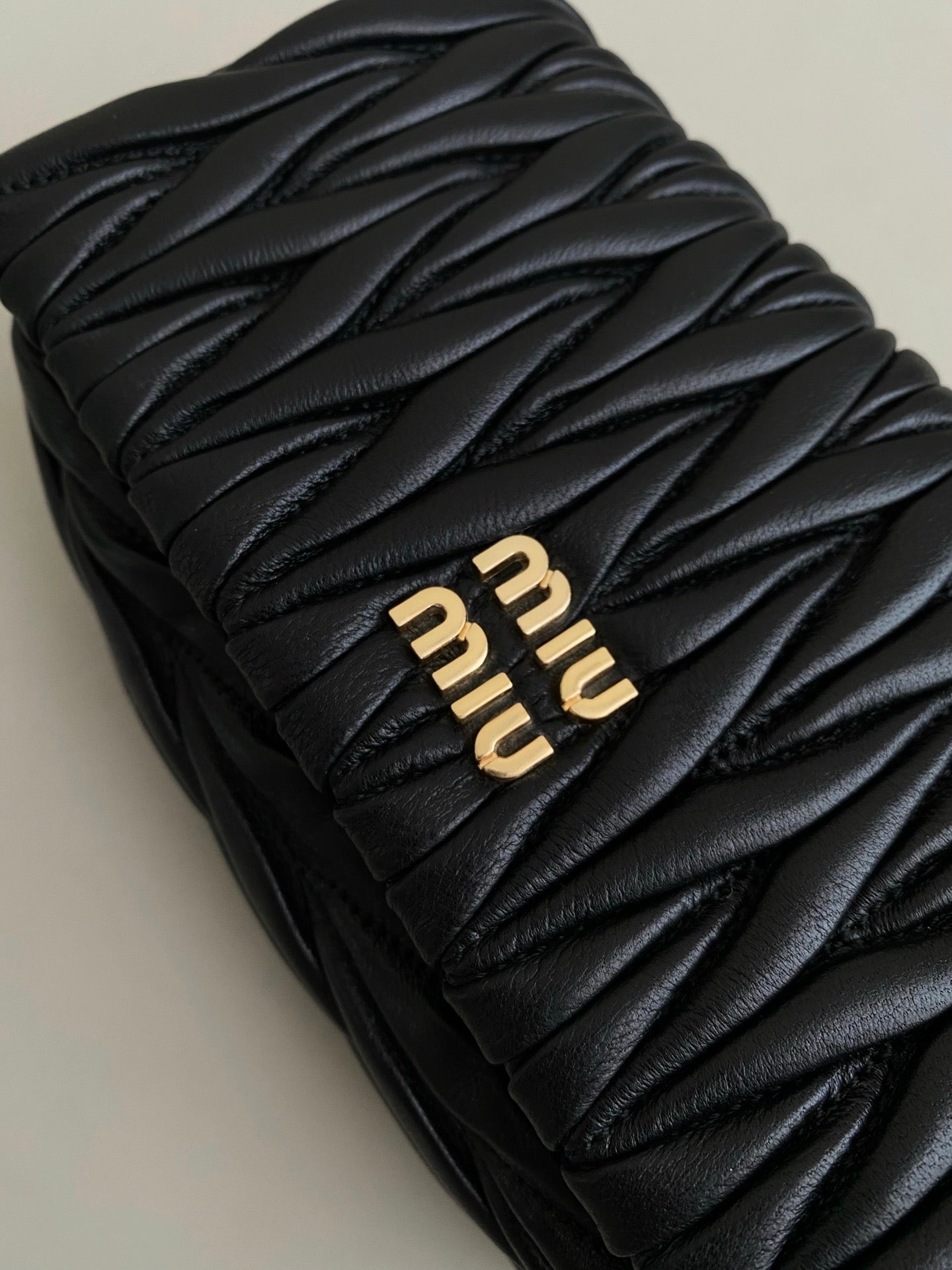 ＭＩ ＭＵ MATELASSÉ NAPPA LEATHER MINI-BAG WHITE/BLACK