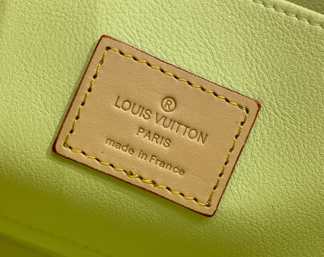 ＬＳ ＶＴＴＯＮ TOILETRY POUCH D15