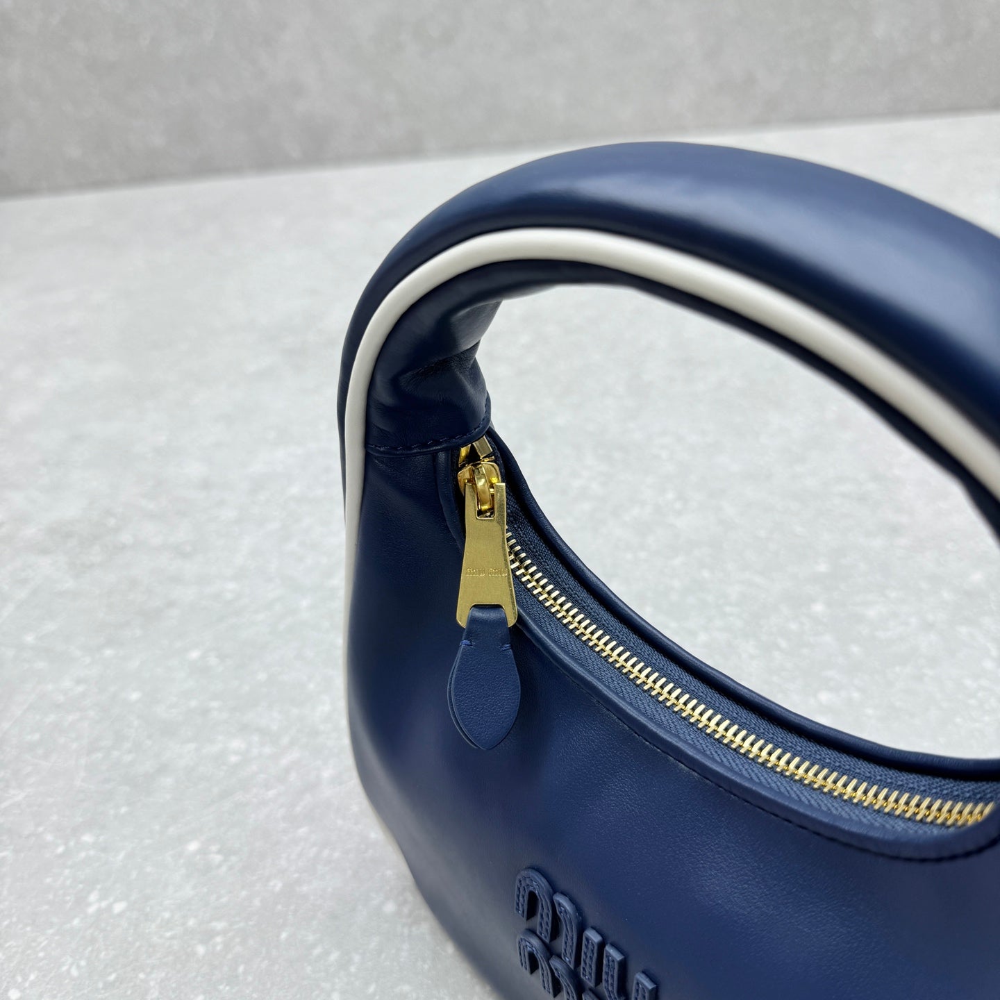 ＭＩ ＭＵ MATELASSÉ LEATHER CROSSBODY BAG NAVY