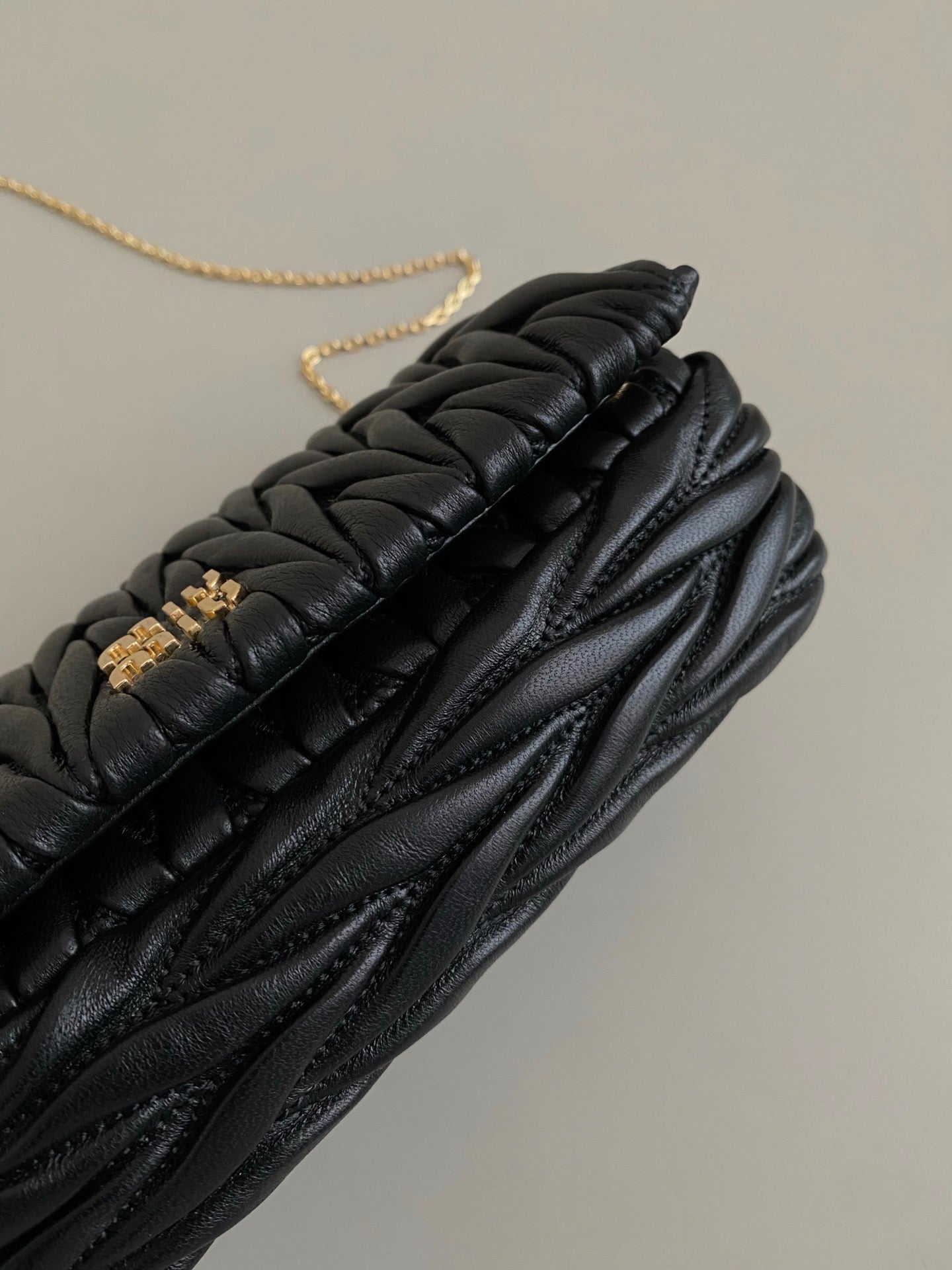 ＭＩ ＭＵ MATELASSÉ NAPPA LEATHER MINI-BAG WHITE/BLACK