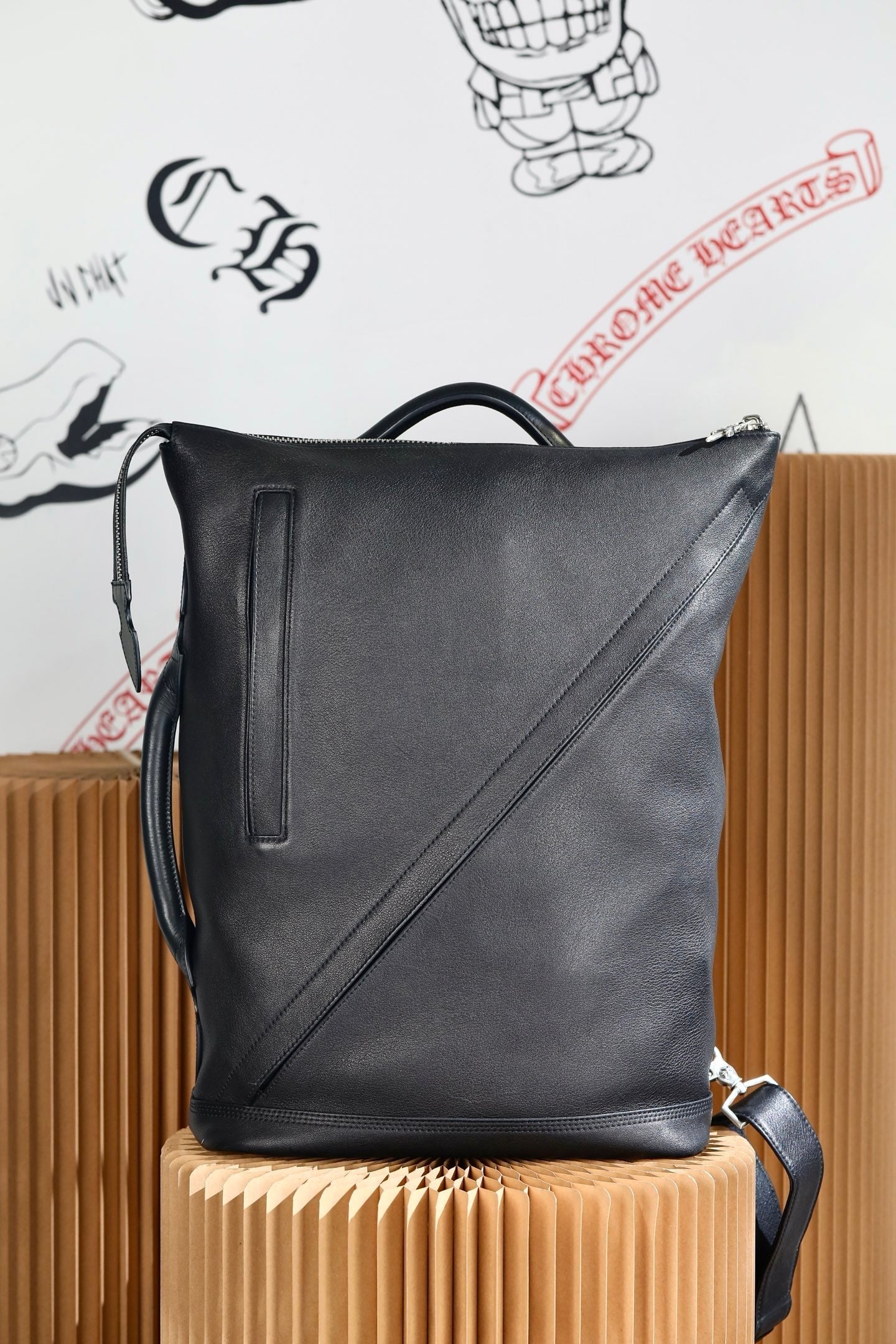 ＣＨＲＭ ＨＲＴＳ LEATHER DOUBLE SIDED SLING BACKPACK BLACK