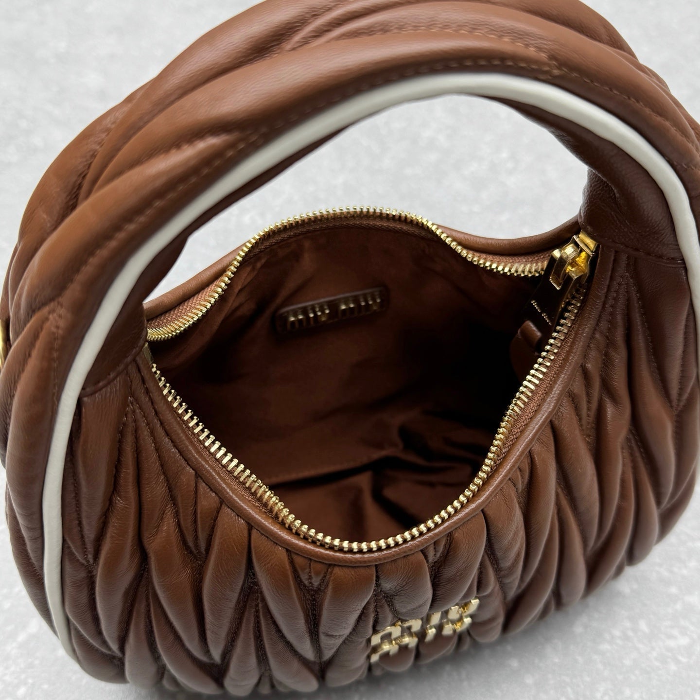 ＭＩ ＭＵ MATELASSÉ NAPPA LEATHER TOP HANDLE BAG BROWN