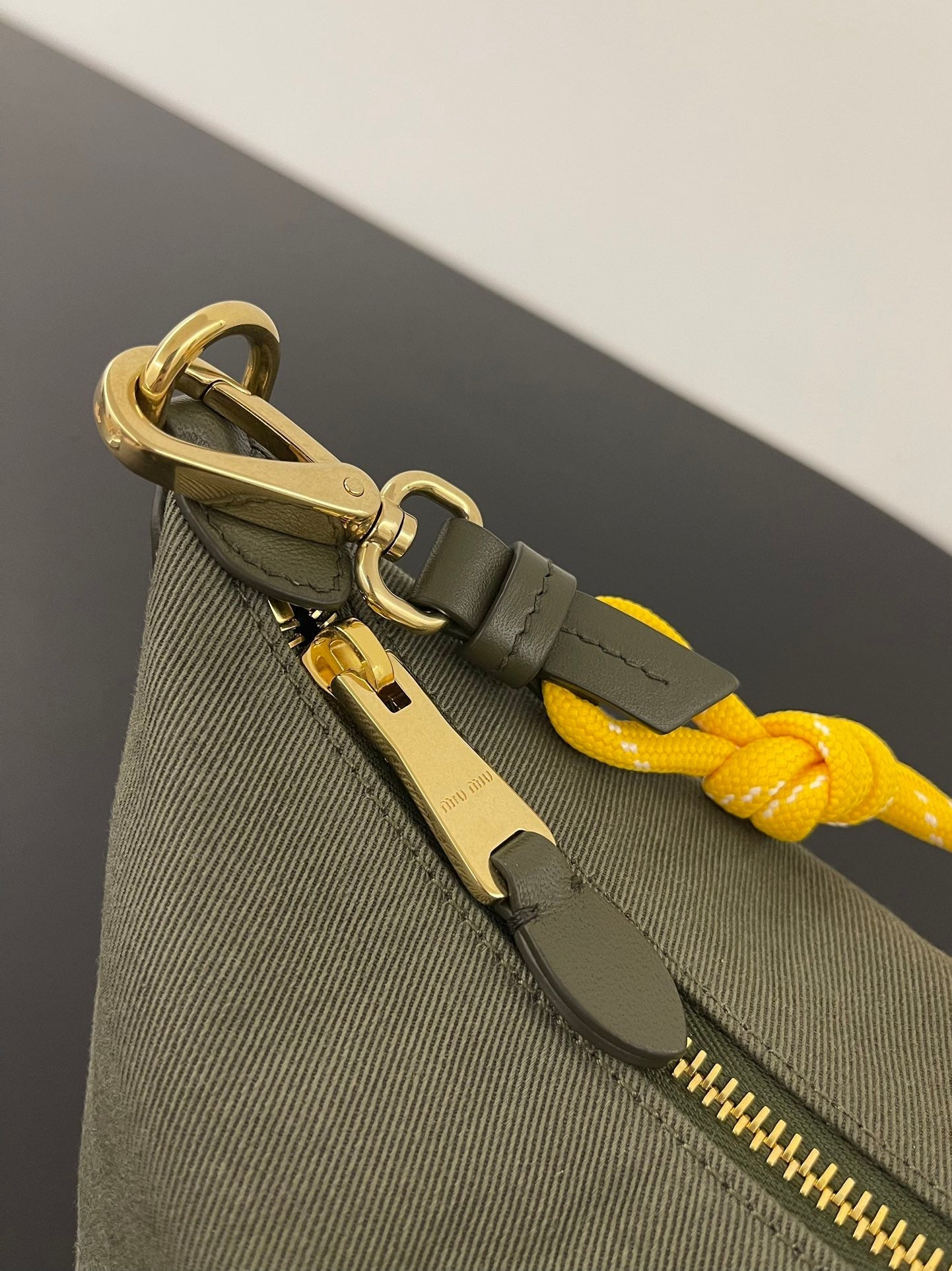 ＭＩ ＭＵ GABARDINE POUCH OLIVE GREEN