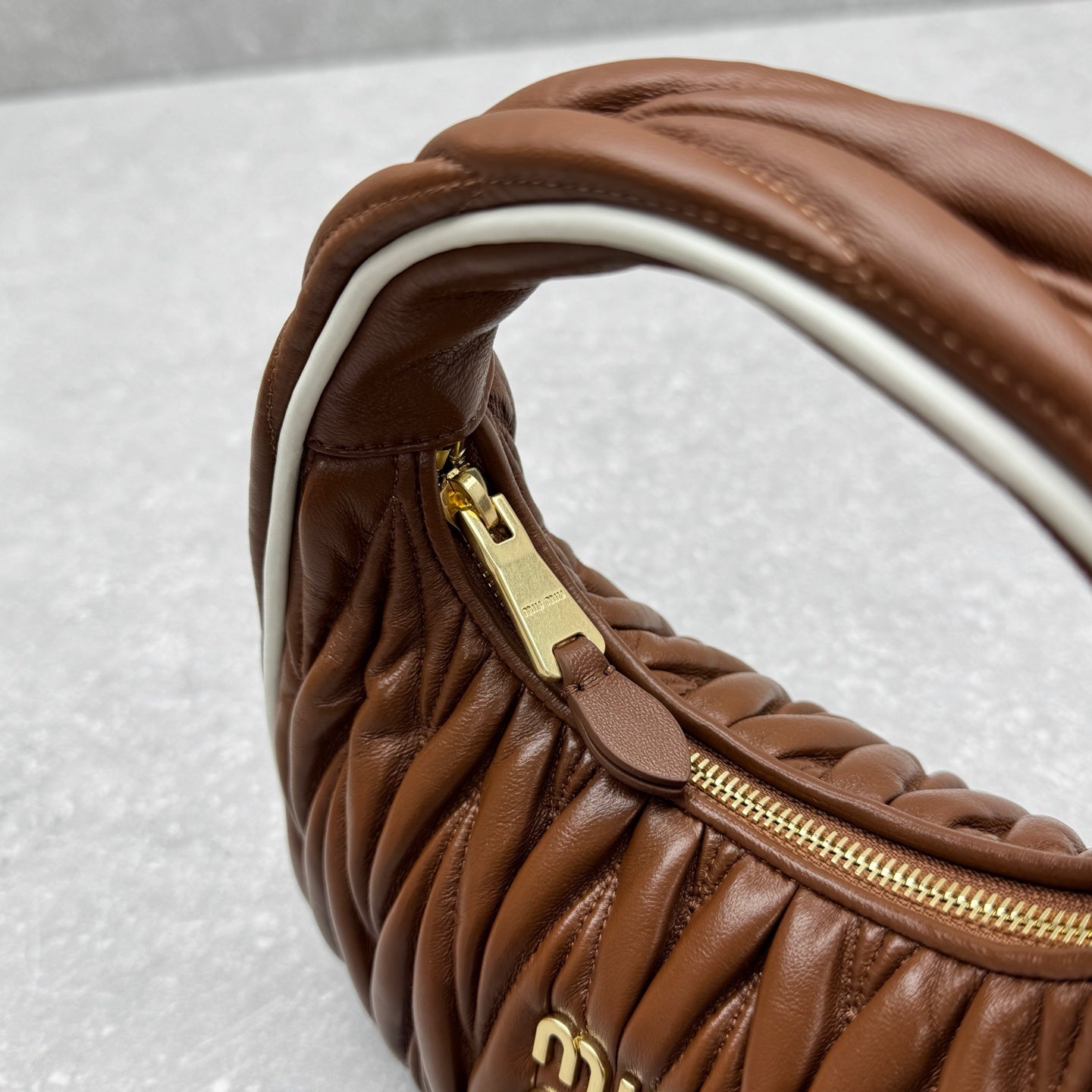 ＭＩ ＭＵ MATELASSÉ NAPPA LEATHER TOP HANDLE BAG BROWN