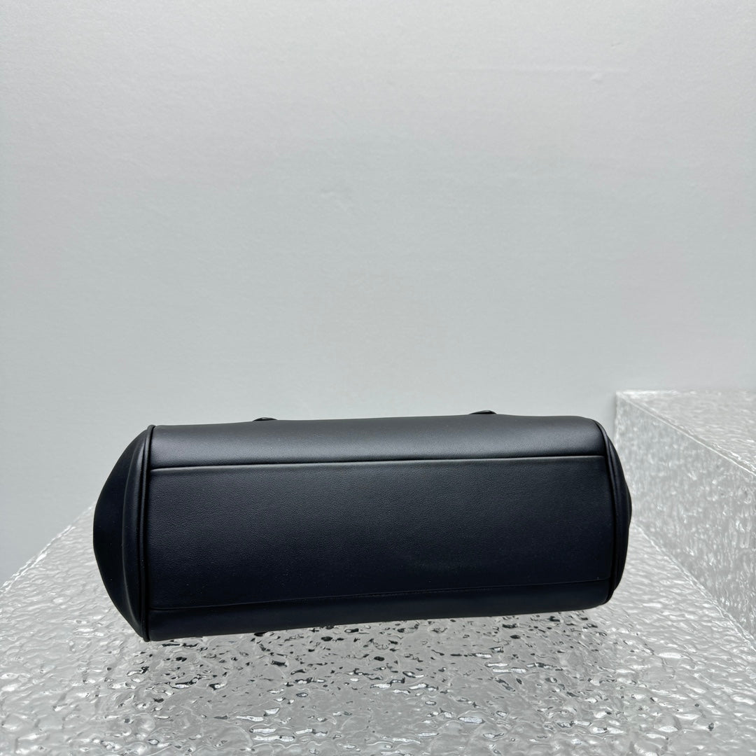 ＭＩ ＭＵ  LEATHER SHOULDER BAG BLACK