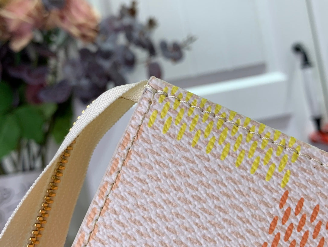 ＬＳ ＶＴＴＯＮ TOILETRY POUCH D15