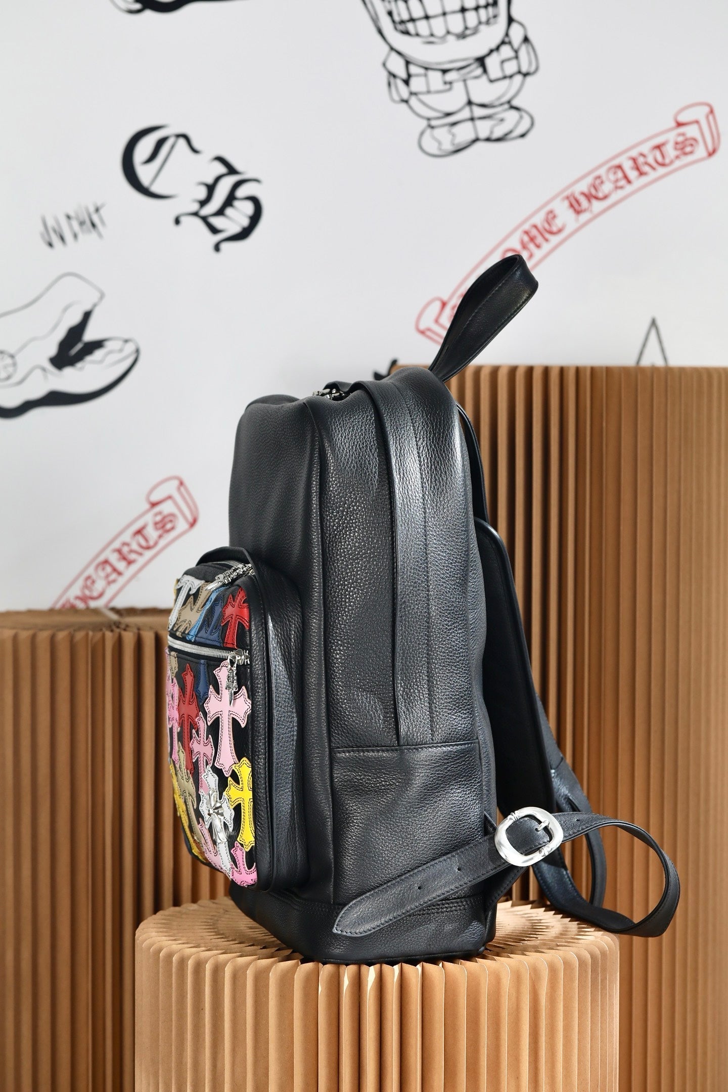 ＣＨＲＭ ＨＲＴＳ MULTICOLOR CROSS PATCH BACKPACK BLACK