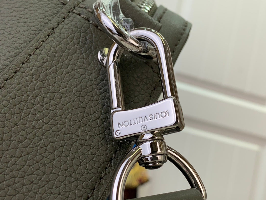 ＬＳ ＶＴＴＯＮ  SHOULDER BAG