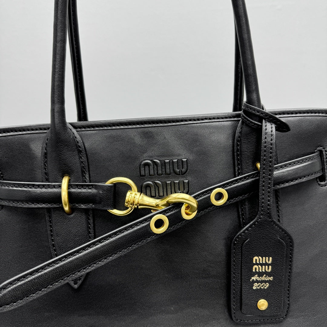 ＭＩ ＭＵ AVENTURE LEATHER TOTE BAG BLACK