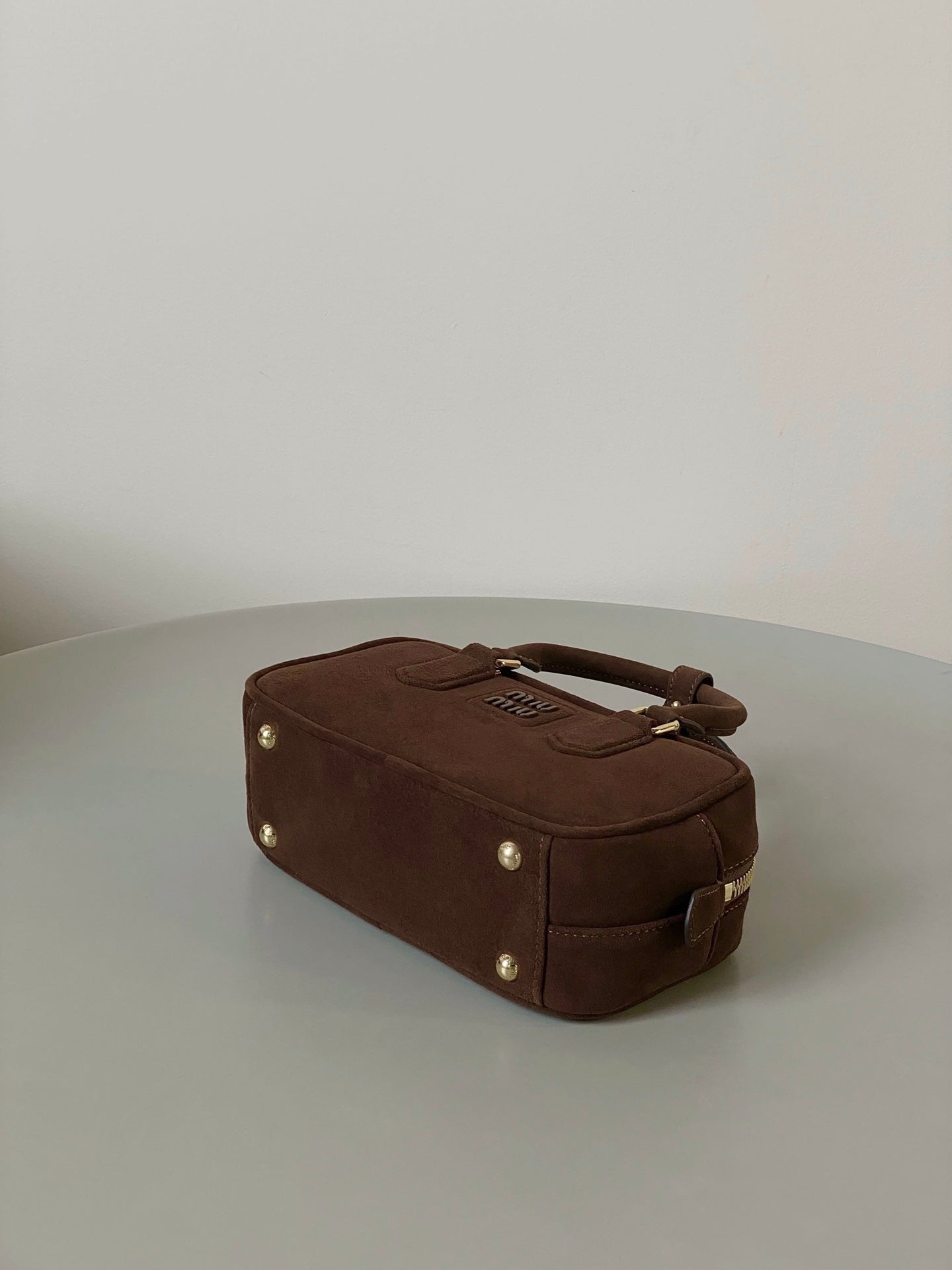 ＭＩ ＭＵ ARCADIE PADDED SUEDE TOP-HANDLE BAG COCOA BROWN