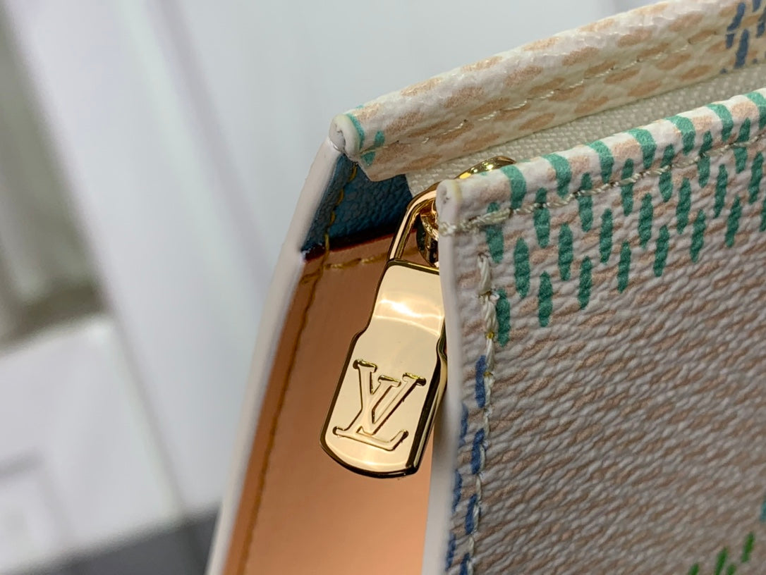 ＬＳ ＶＴＴＯＮ TOILETRY POUCH D15