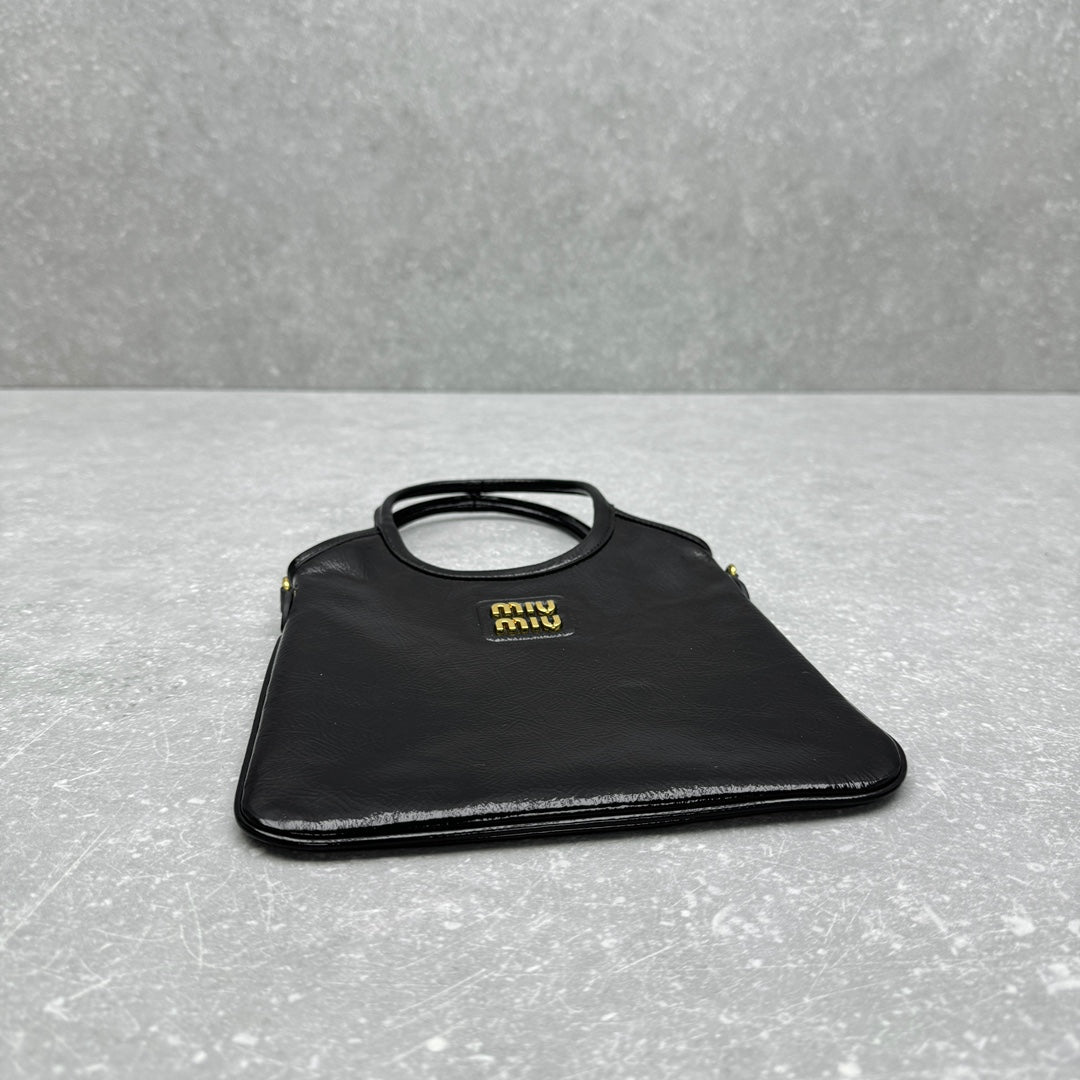 ＭＩ ＭＵ IVY NAPLAK PATENT LEATHER BAG BLACK