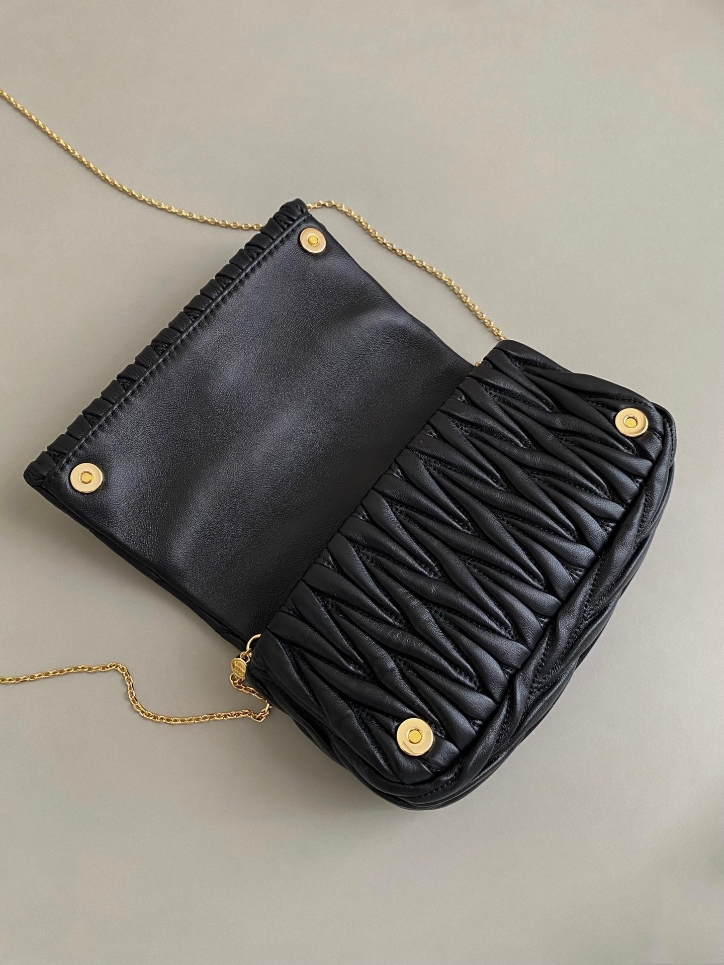 ＭＩ ＭＵ MATELASSÉ NAPPA LEATHER MINI-BAG WHITE/BLACK