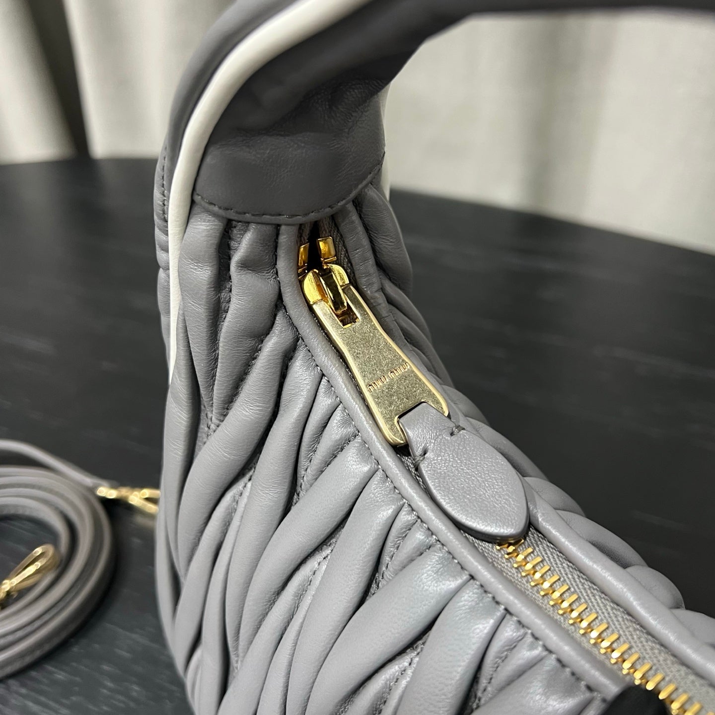 ＭＩ ＭＵ MATELASSÉ NAPPA LEATHER TOP HANDLE BAG SILVER