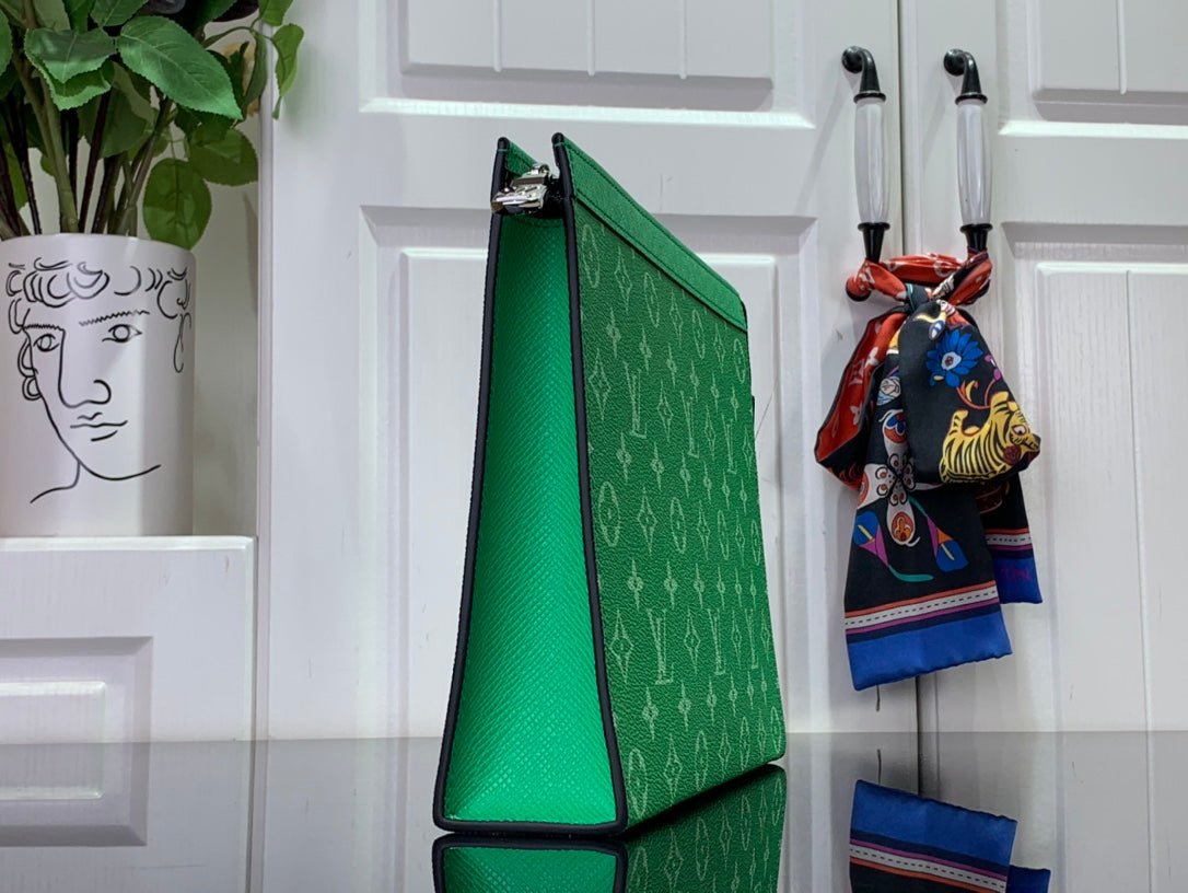 ＬＯＵＩＳ ＶＵＩＴＴＯ N POCHETTE VOYAGE MM GREEN