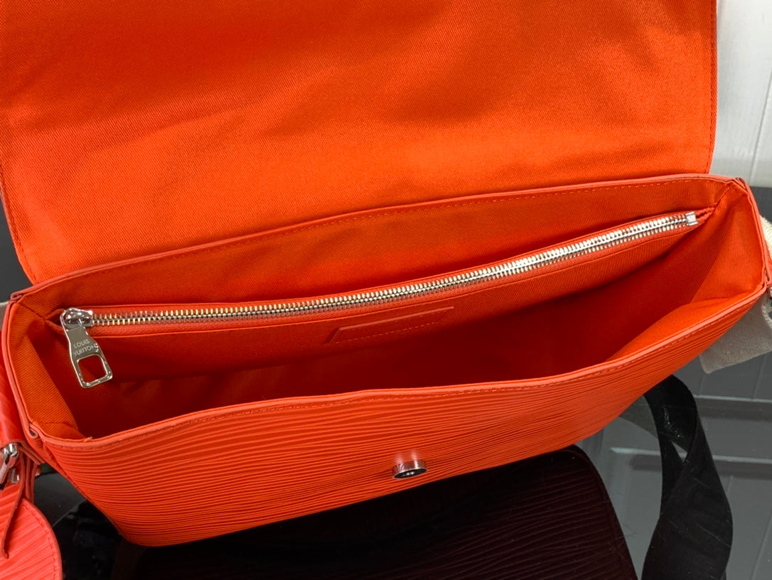 ＬＳ ＶＴＴＯＮ MONTSOURIS MESSENGER RED