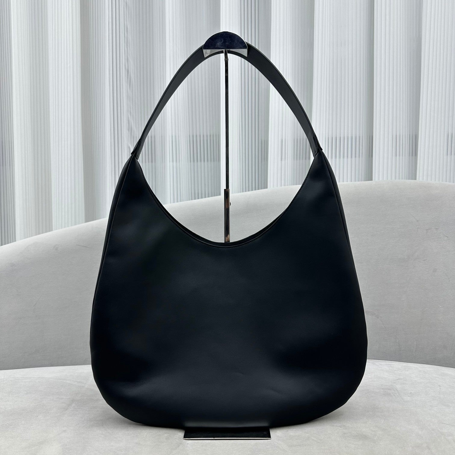 ＭＩ ＭＵ LEATHER HOBO BAG BLACK