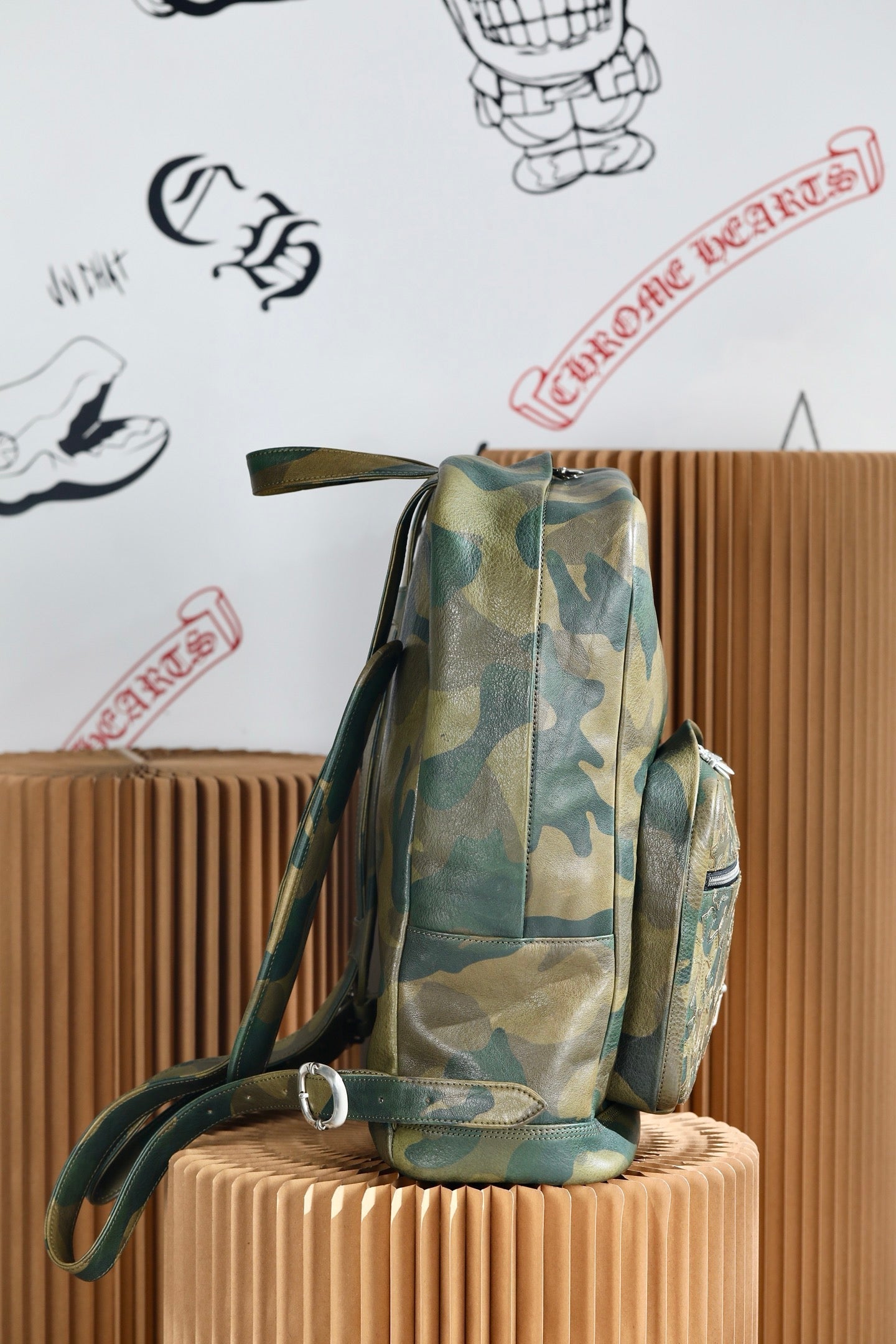 ＣＨＲＭ ＨＲＴＳ SEVENTH GRADE LEATHER CROSS BACKPACK CAMO