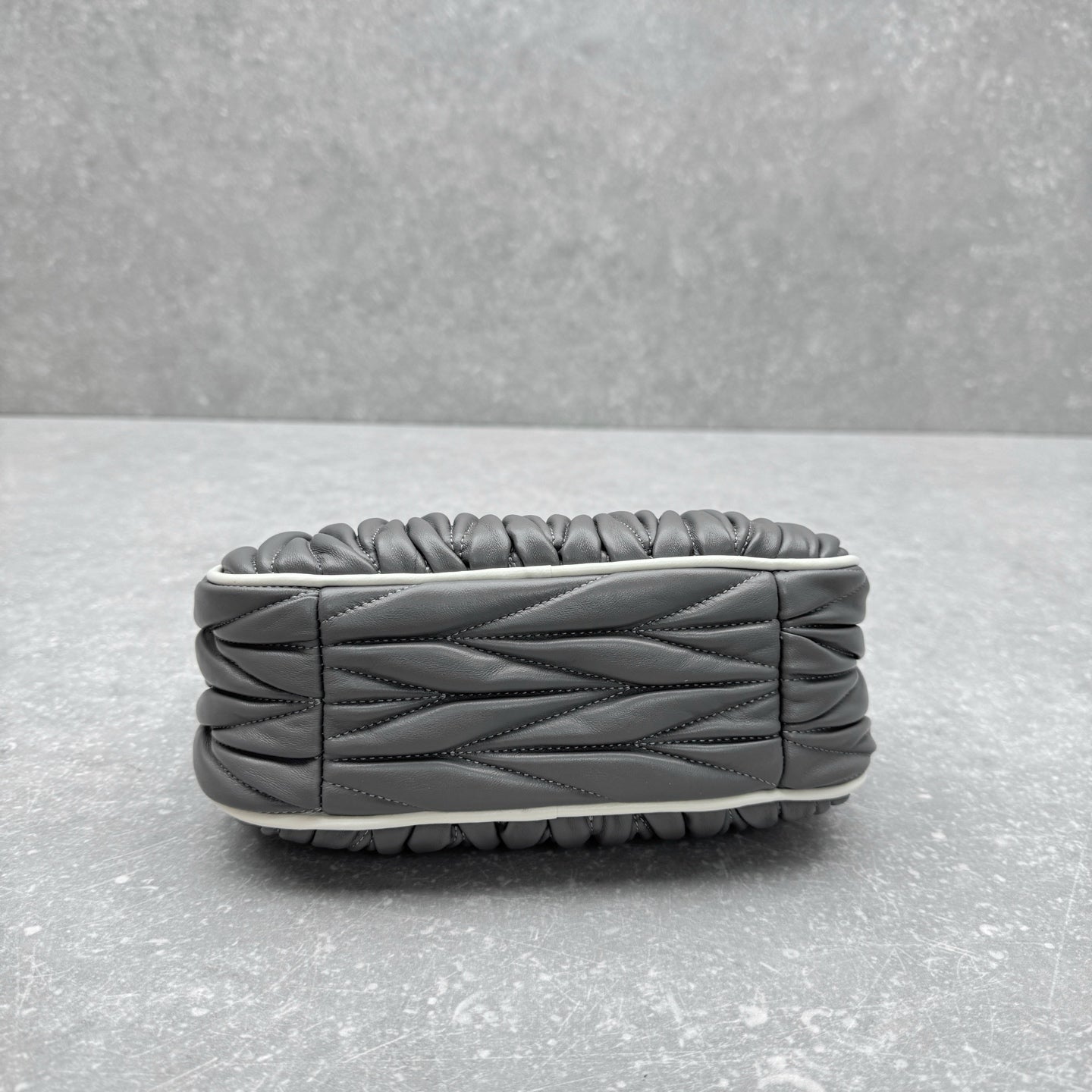 ＭＩ ＭＵ MATELASSÉ NAPPA LEATHER TOP HANDLE BAG GREY