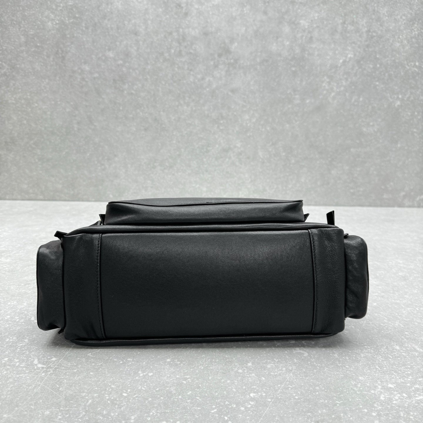 ＭＩ ＭＵ POCKET WASHED NAPPA LEATHER BAG BLACK