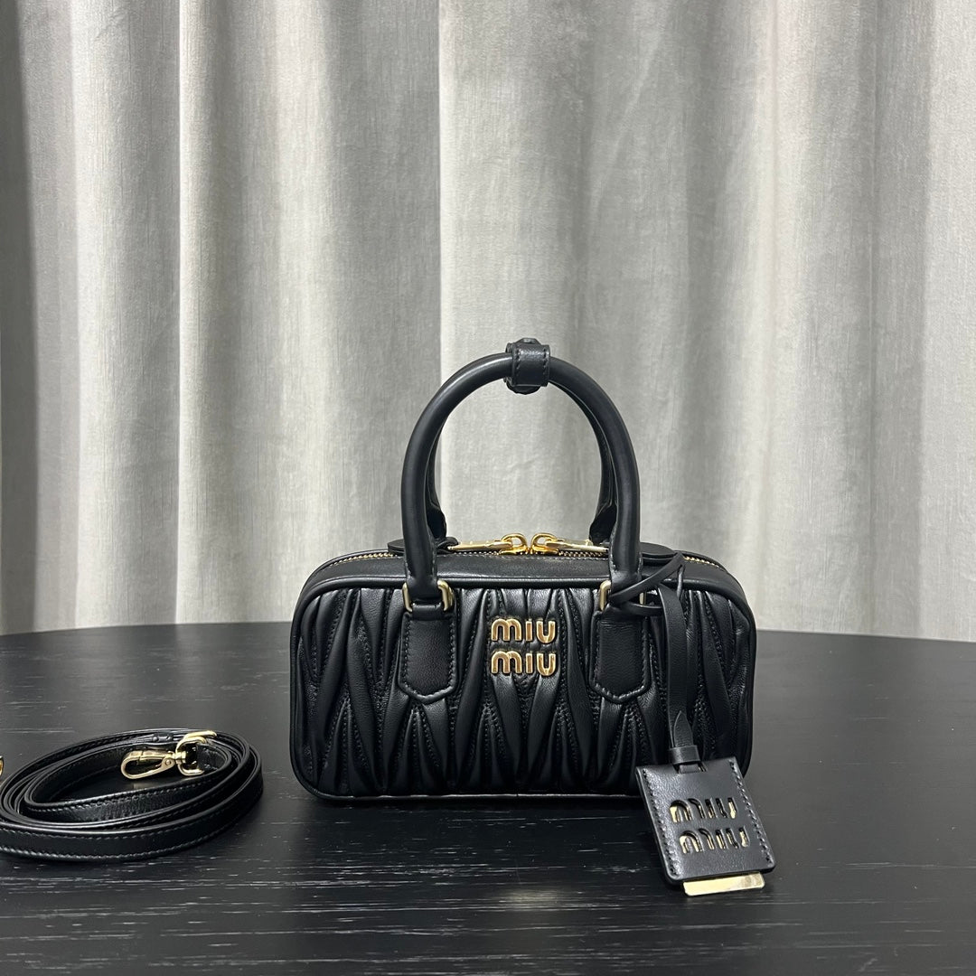 ＭＩ ＭＵ ARCADIE MATELASSÉ NAPPA LEATHER BAG BLACK