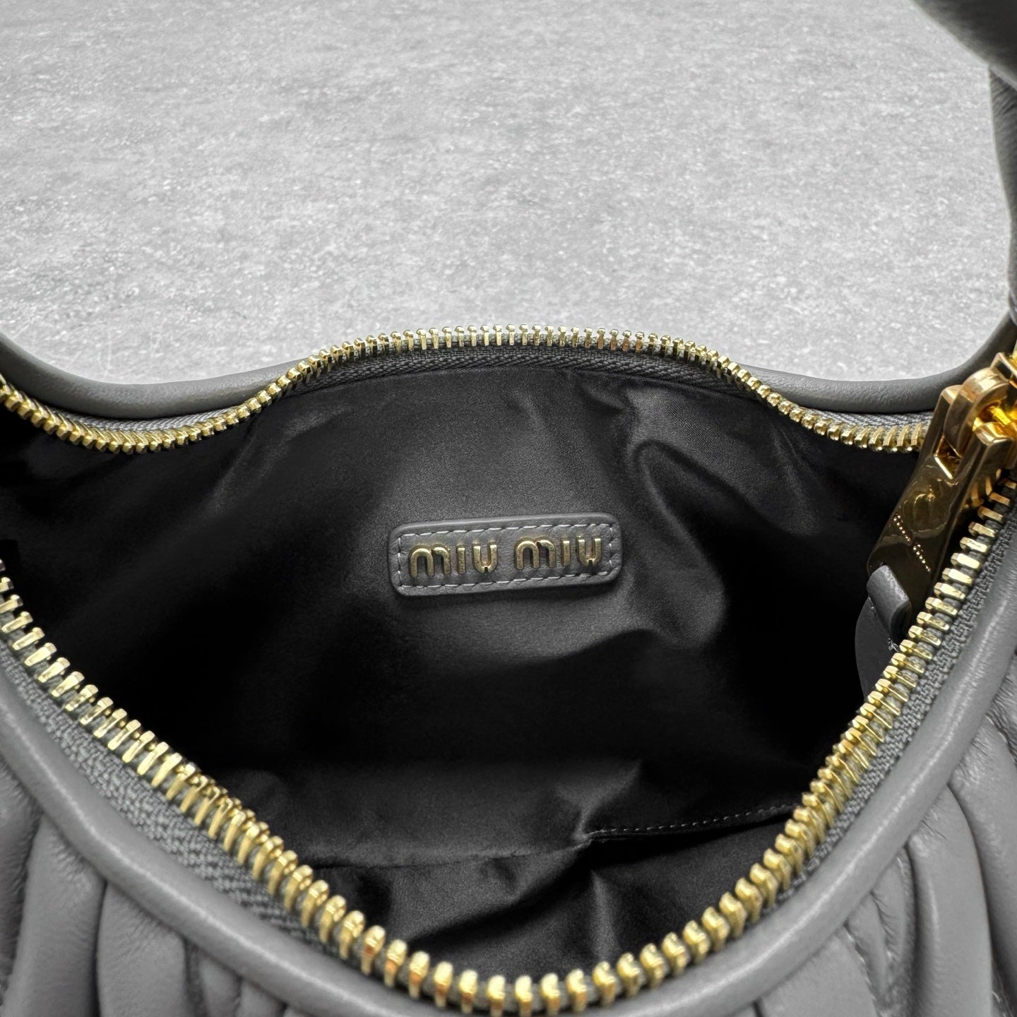 ＭＩ ＭＵ MATELASSÉ NAPPA LEATHER TOP HANDLE BAG GREY