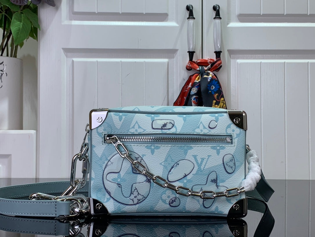 ＬＳ ＶＴＴＯＮ DISCOVERY SHOULDER BAG CRYSTAL BLUE