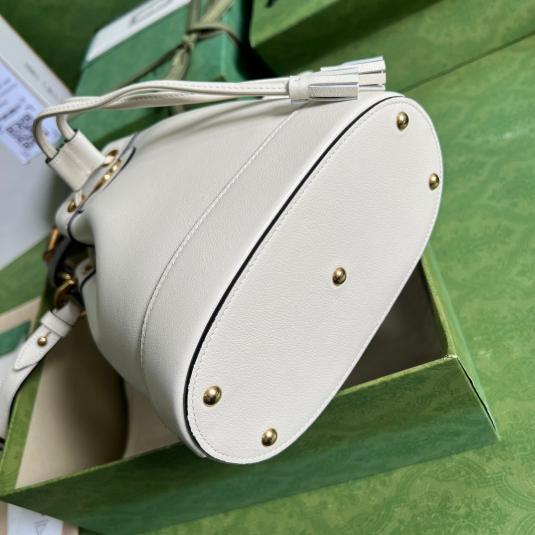 ＧＣＣＩDIANA MINI BUCKET BAG WHITE